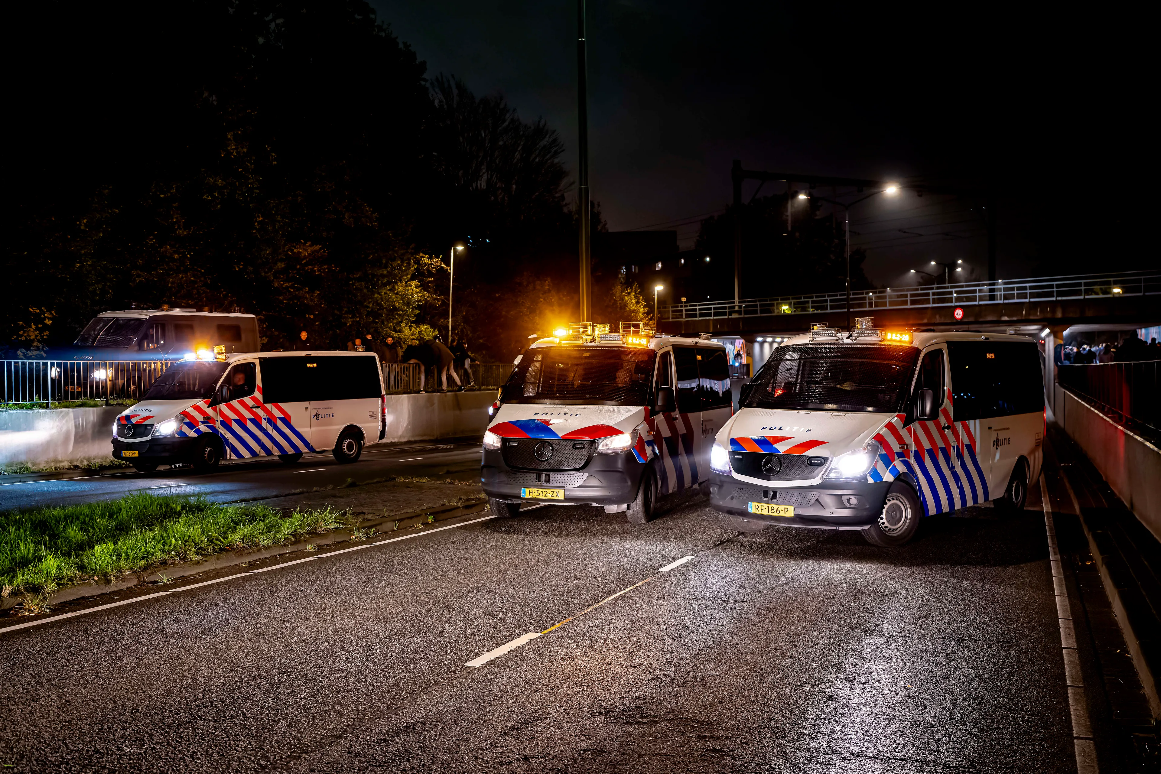 Voetbalfans mishandelen agenten rond wedstrijd NAC - PSV, vier aanhoudingen