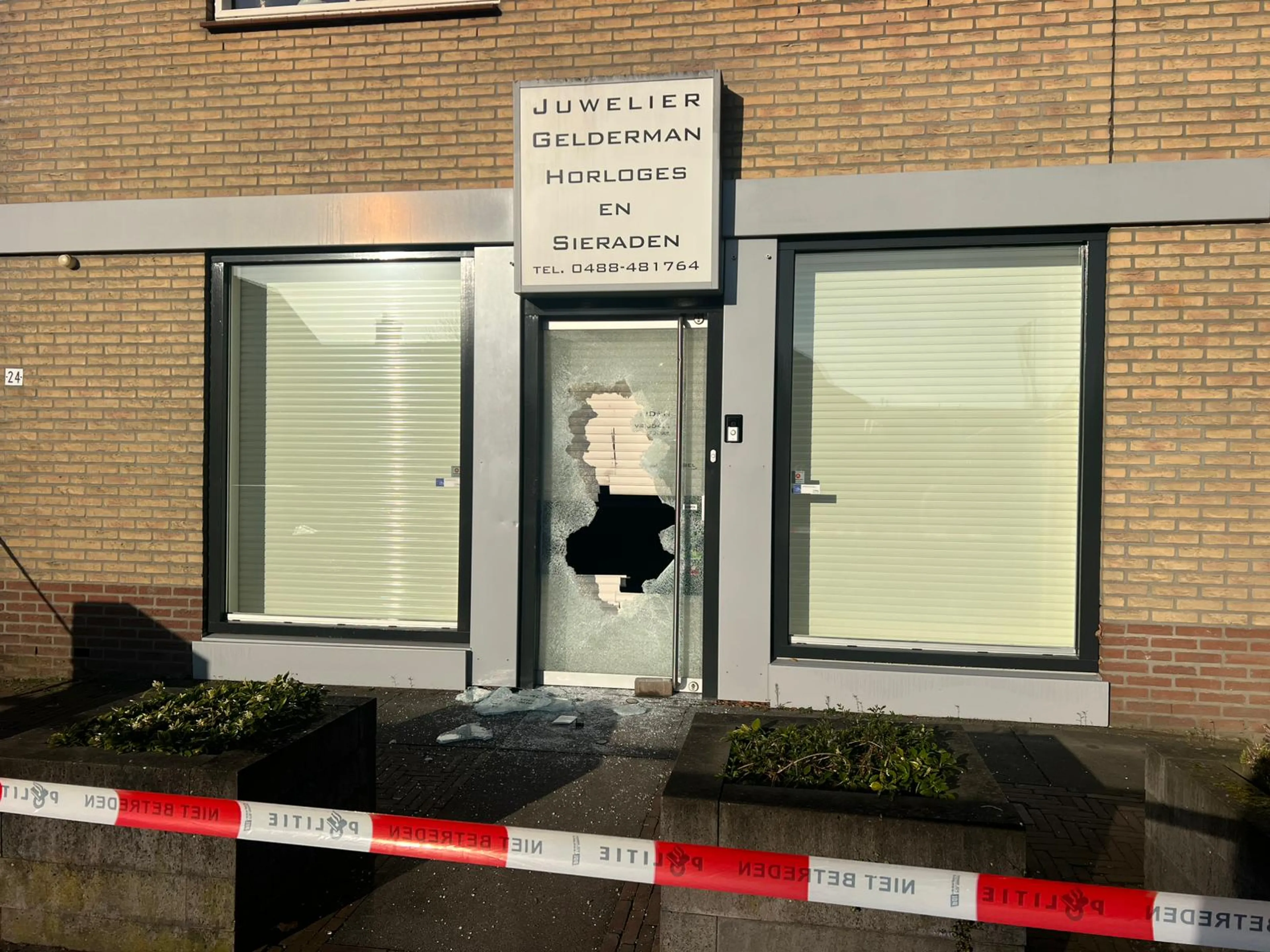 Inbrekers slaan toe bij juwelier in Kesteren, pand zwaar beschadigd