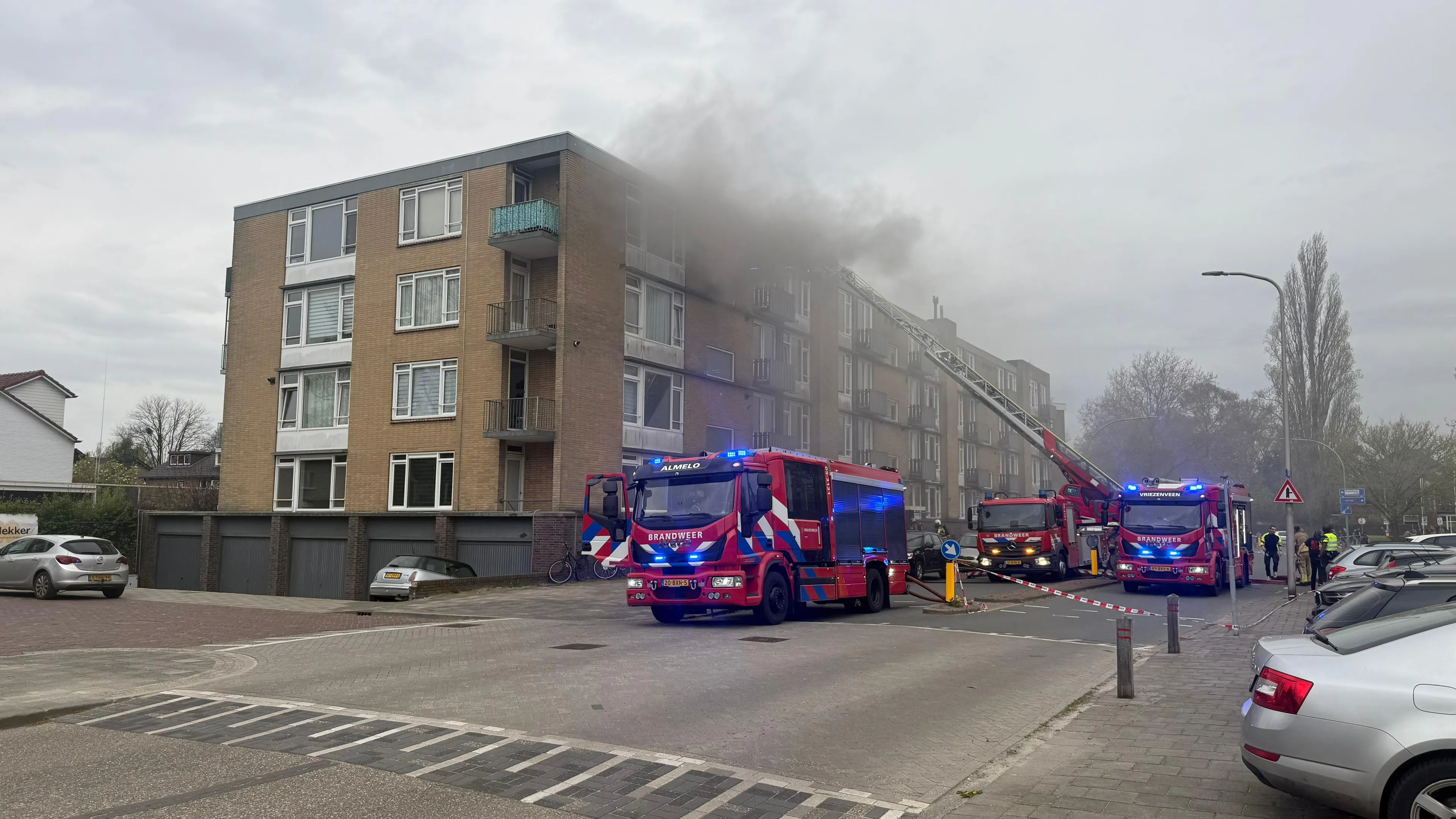 Acht appartementen onbewoonbaar na brand in flat Almelo