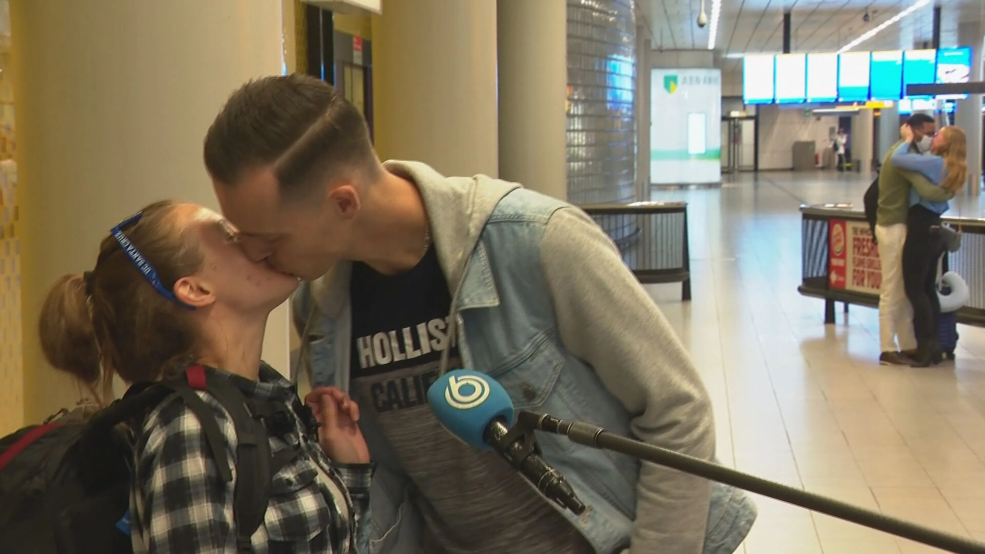 Buitenlandse geliefden sluiten hun Nederlandse partner weer in de armen op Schiphol: 'Eindelijk!'