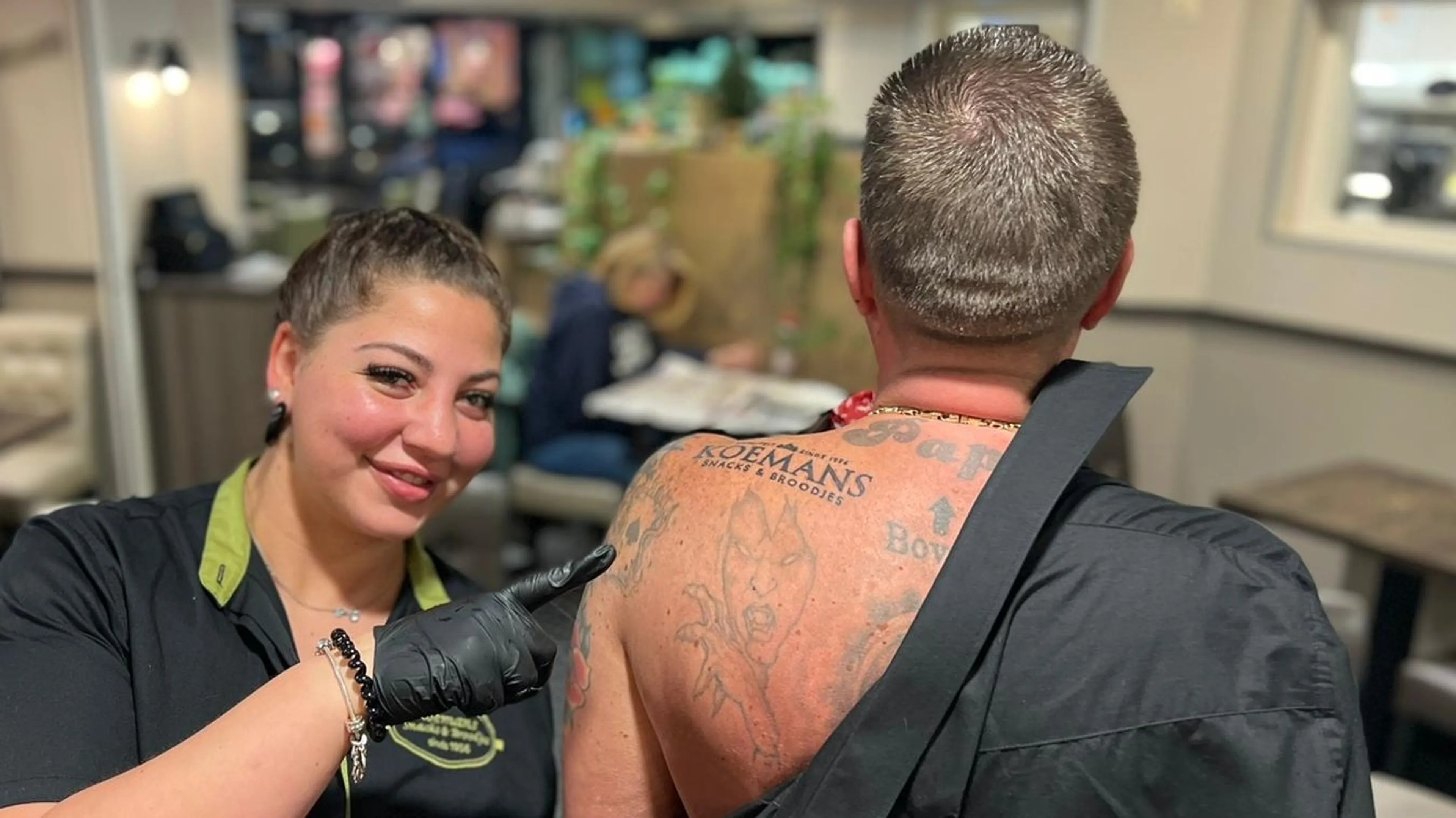 Ricardo zet uit dankbaarheid tattoo van snackbar op rug