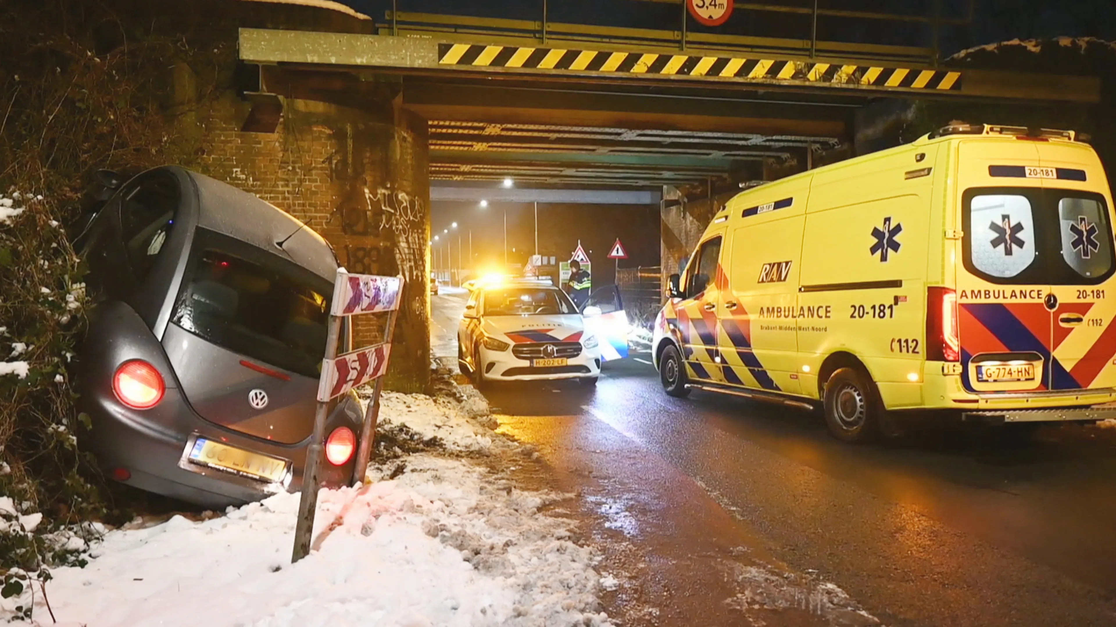 Twee mensen gewond bij ongeluk in Tilburg, vermoedelijk door gladheid