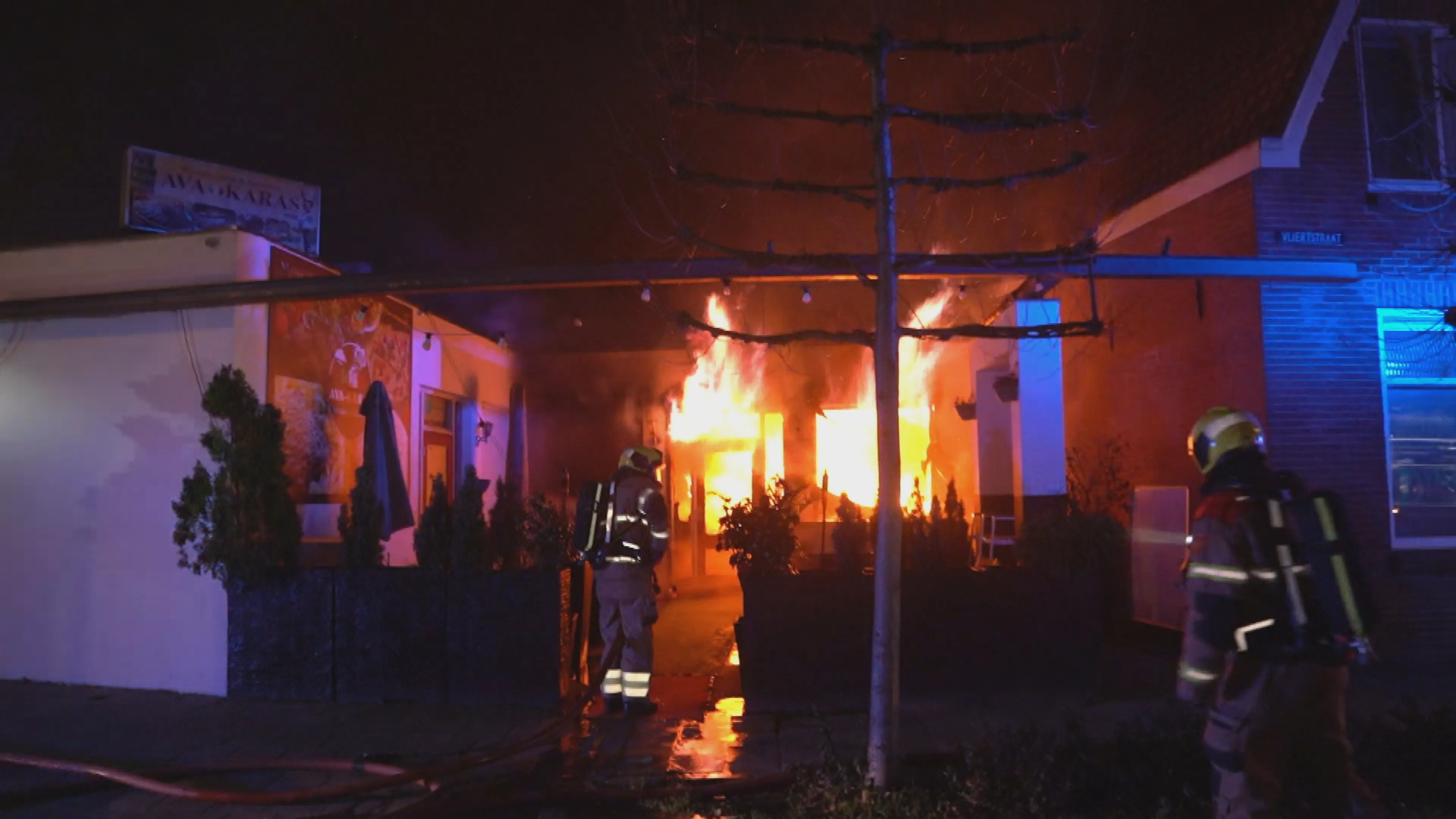 Zeer grote brand in restaurant in Vught, woningen ontruimd