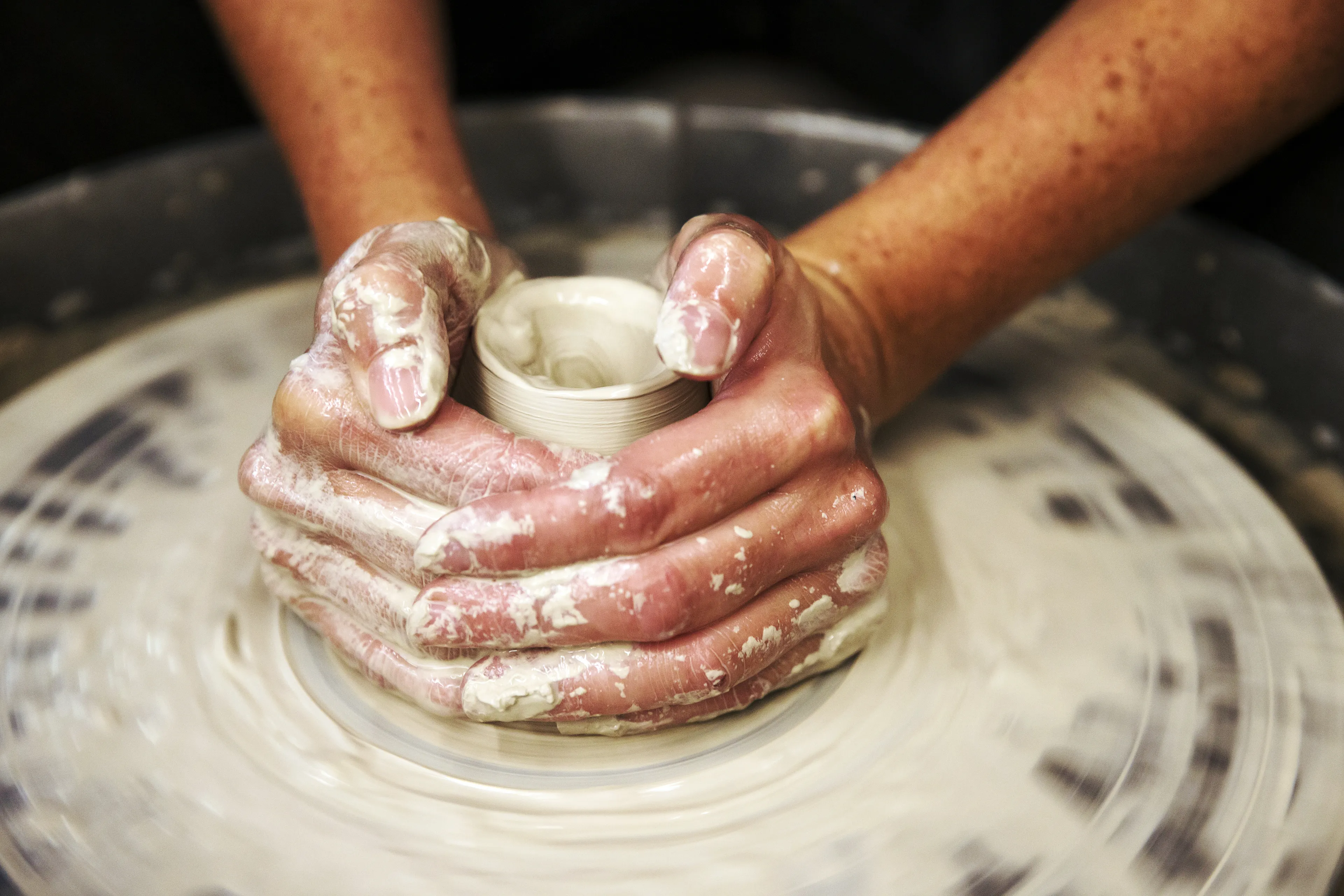 Pottenbakken is hot: Ans en Jan worden overspoeld met cursisten
