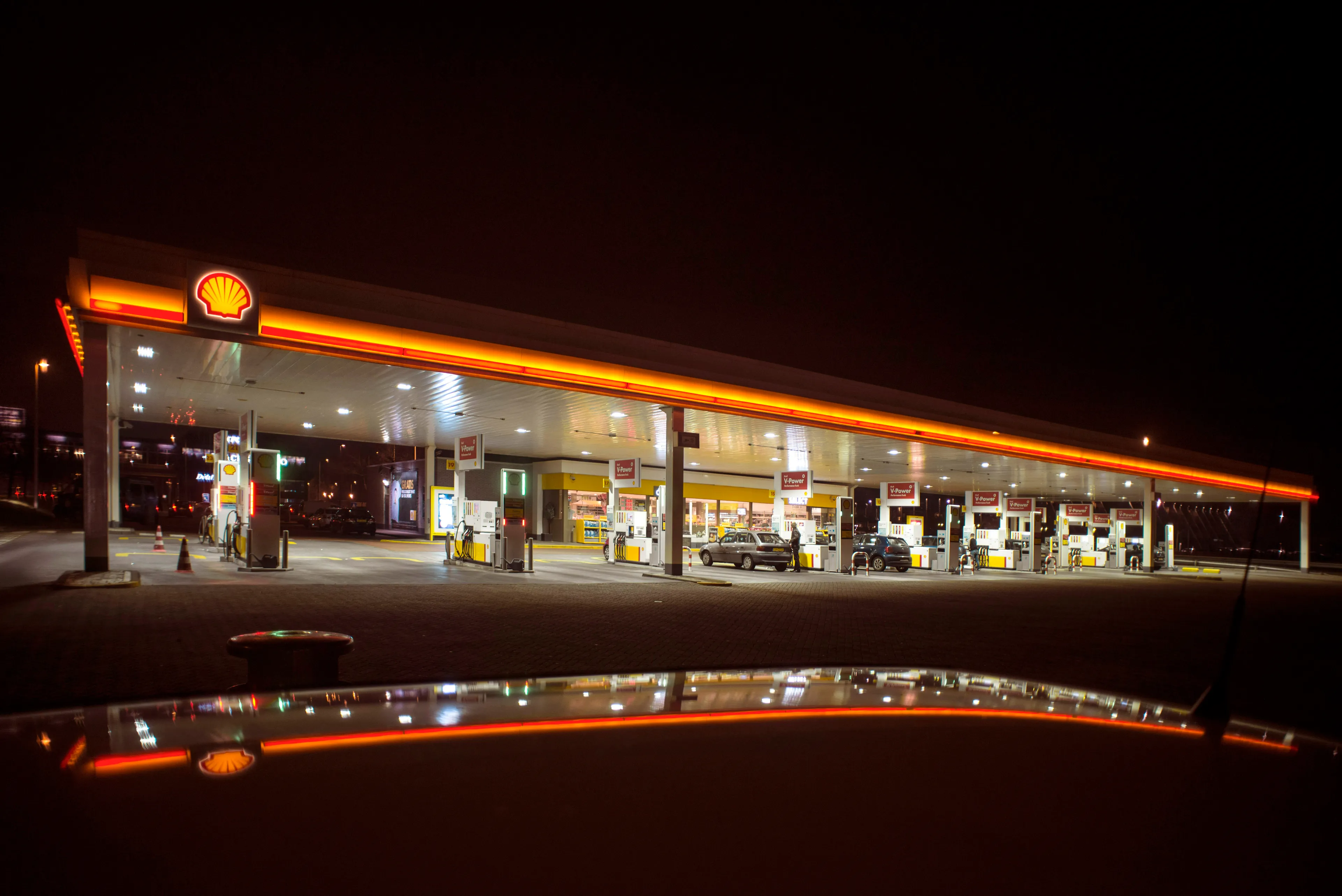 Motorrijder rijdt tankstation langs snelweg bij Elst binnen