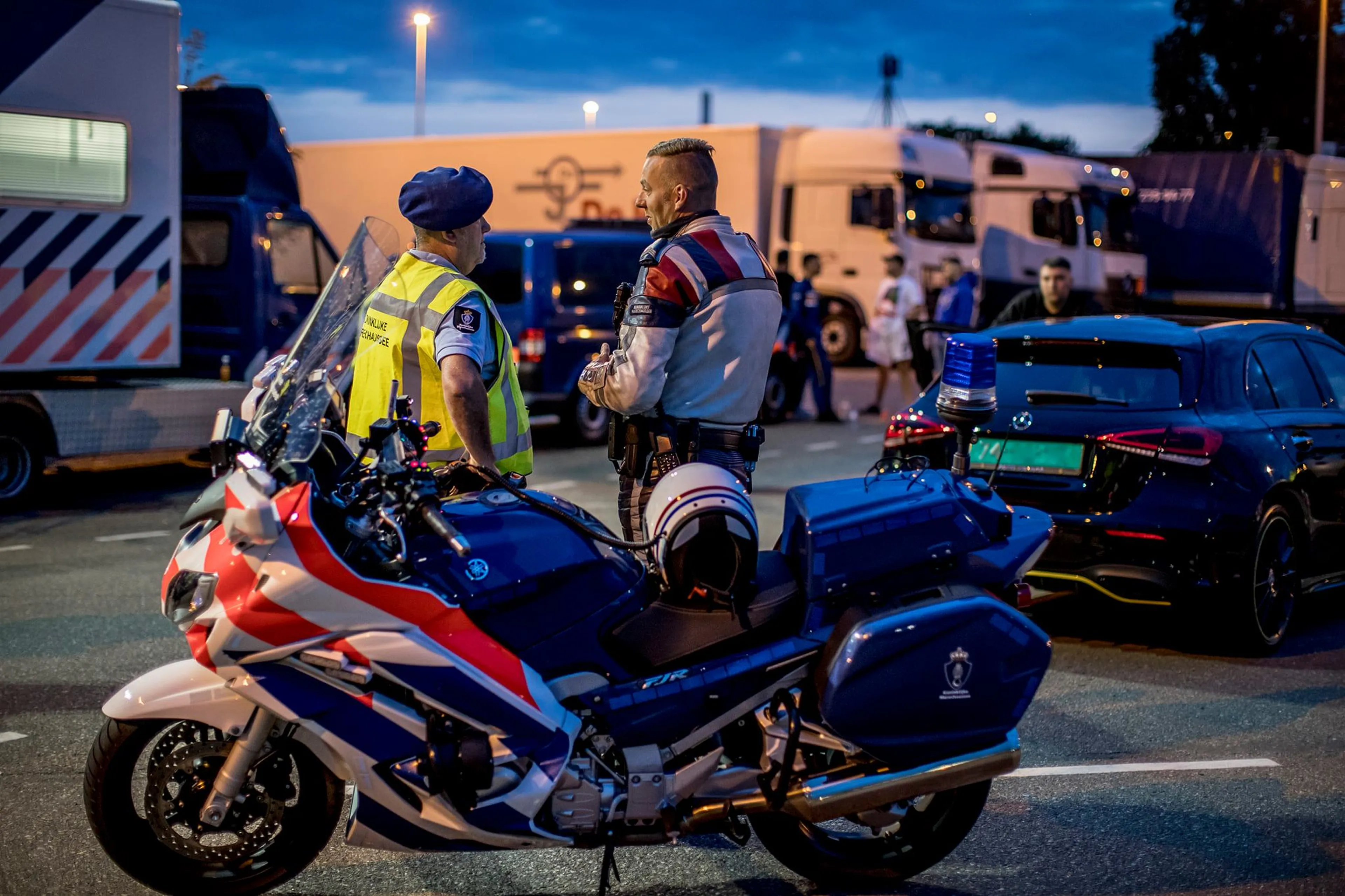 Vreemdelingen klimmen op vluchtstrook A4 uit vrachtwagen, twee van hen nog spoorloos