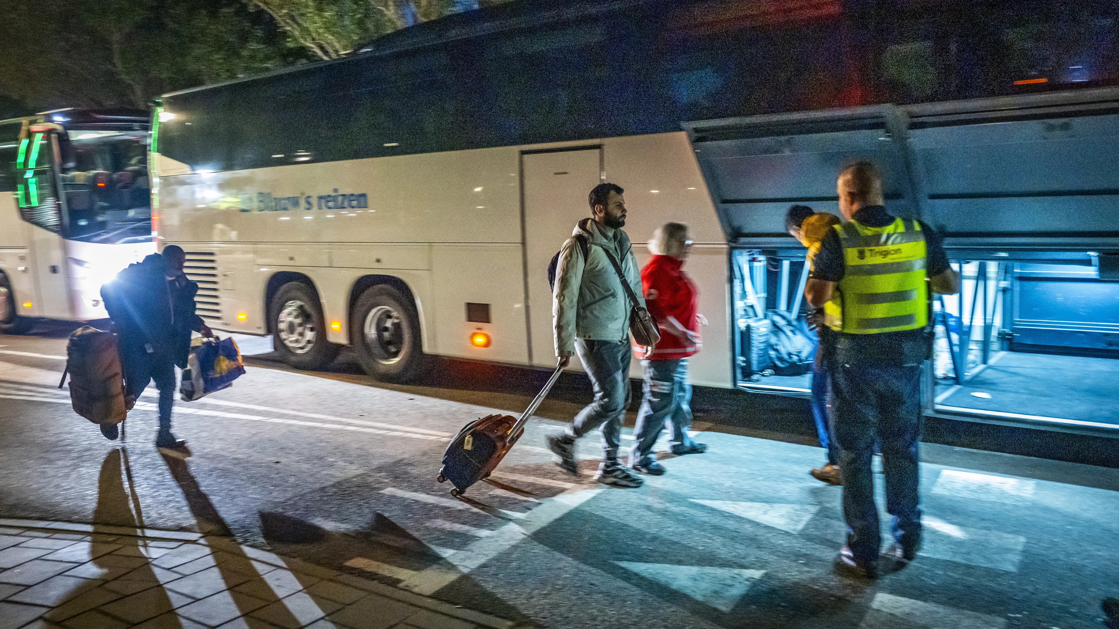 Twee bussen met asielzoekers vanuit Ter Apel naar Groningen vertrokken