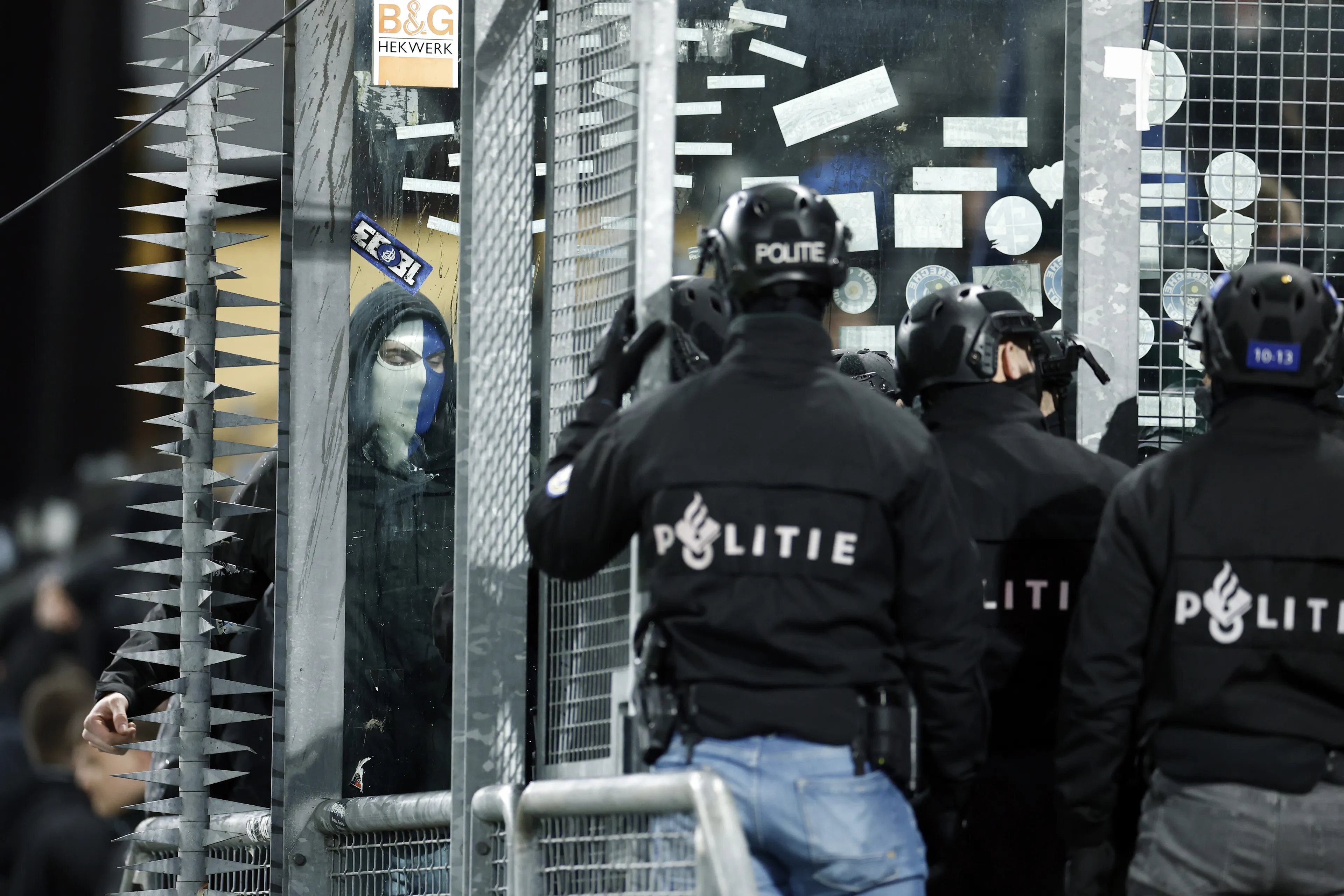KRC Genk fans door beveiliging FC Utrecht stadion gebroken, ME grijpt in