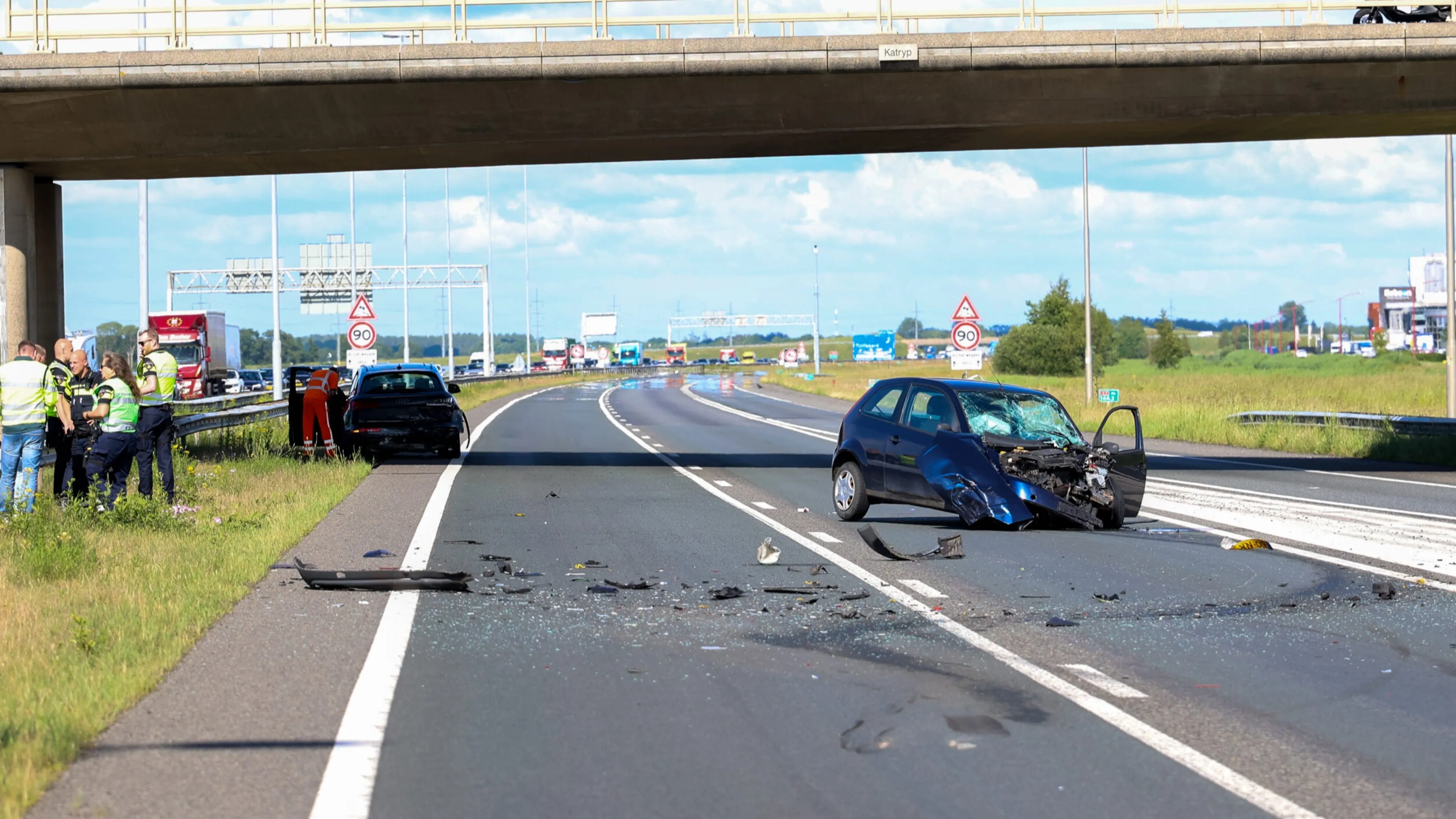 Meerdere gewonden bij ongeval op A7 bij Heerenveen, weg urenlang dicht