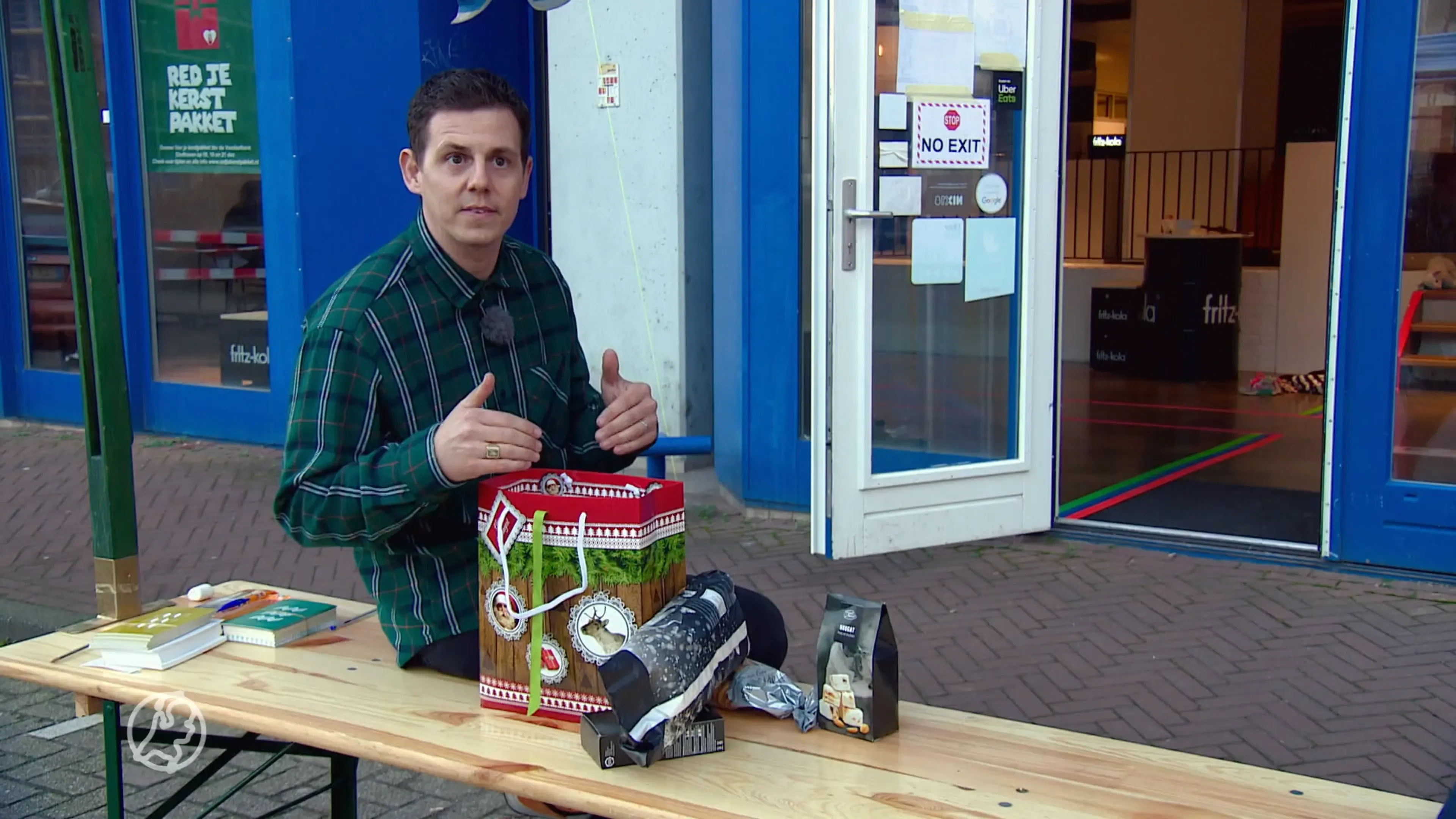 Mike zamelt ongewenste spullen uit kerstpakketten in voor voedselbank Eindhoven