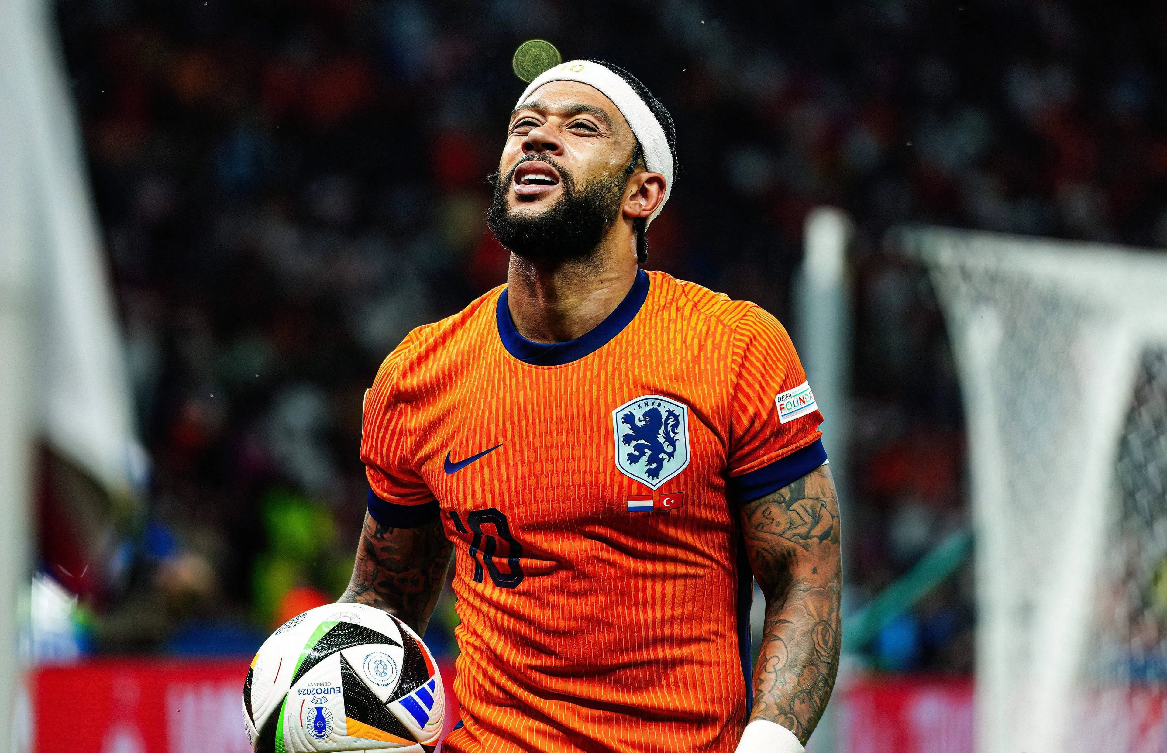Memphis Depay mist vlucht naar Oranje door gestolen paspoort