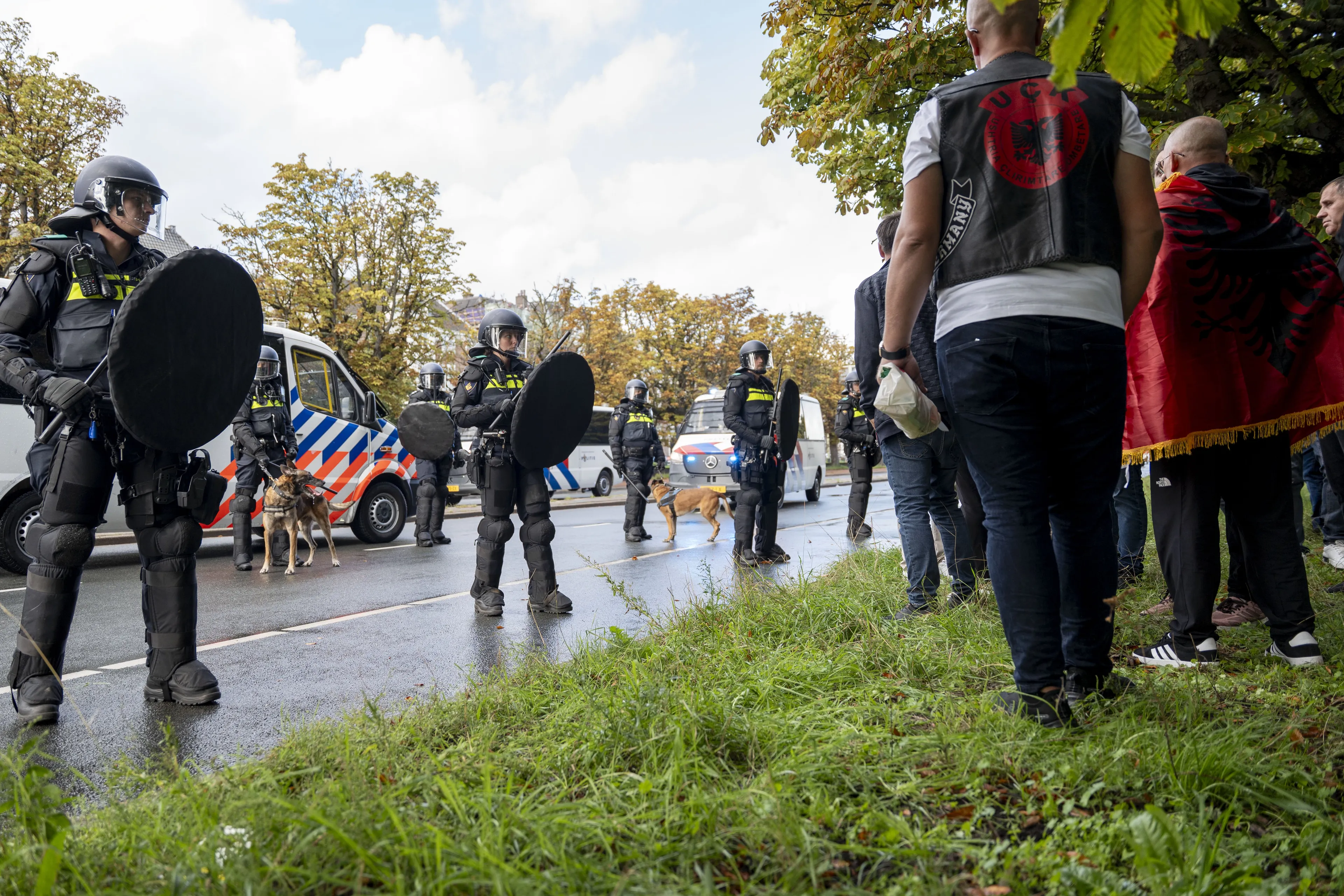 Twee aanhoudingen na onrust bij demonstratie Malieveld, agent raakt gewond