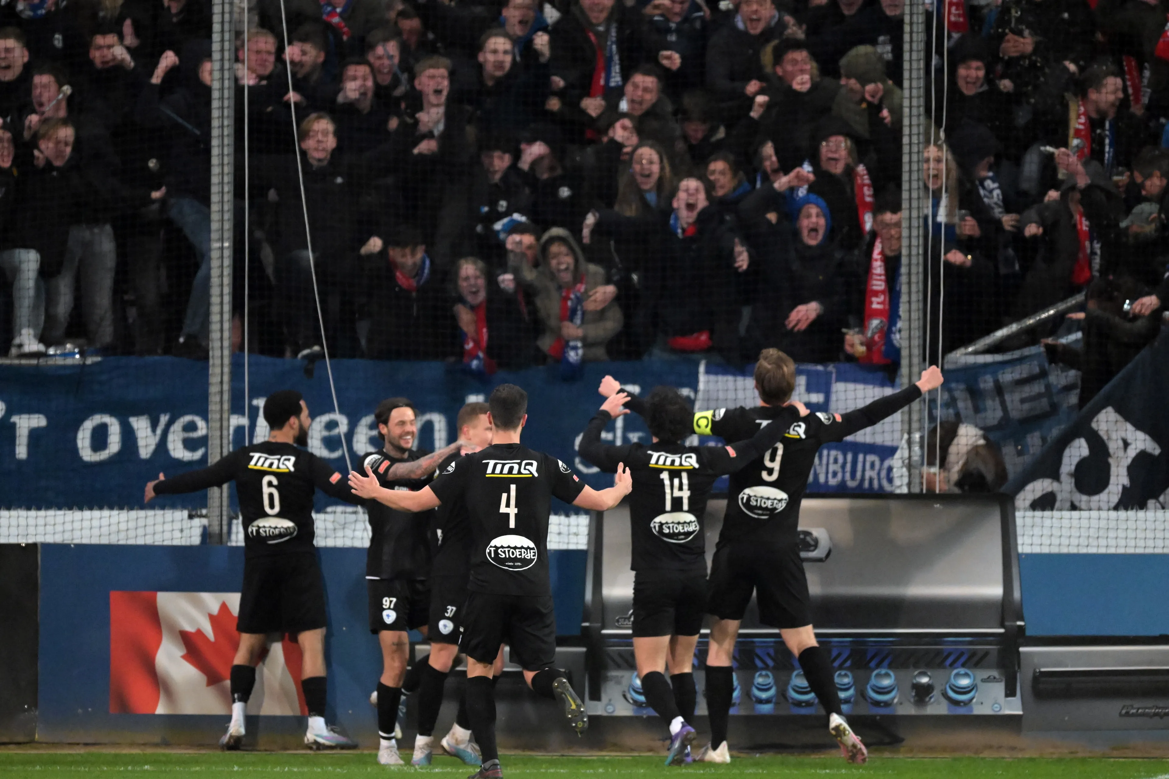 Harde kern FC Utrecht heel boos om blamage tegen Spakenburg: 'Tijd voor een signaal'