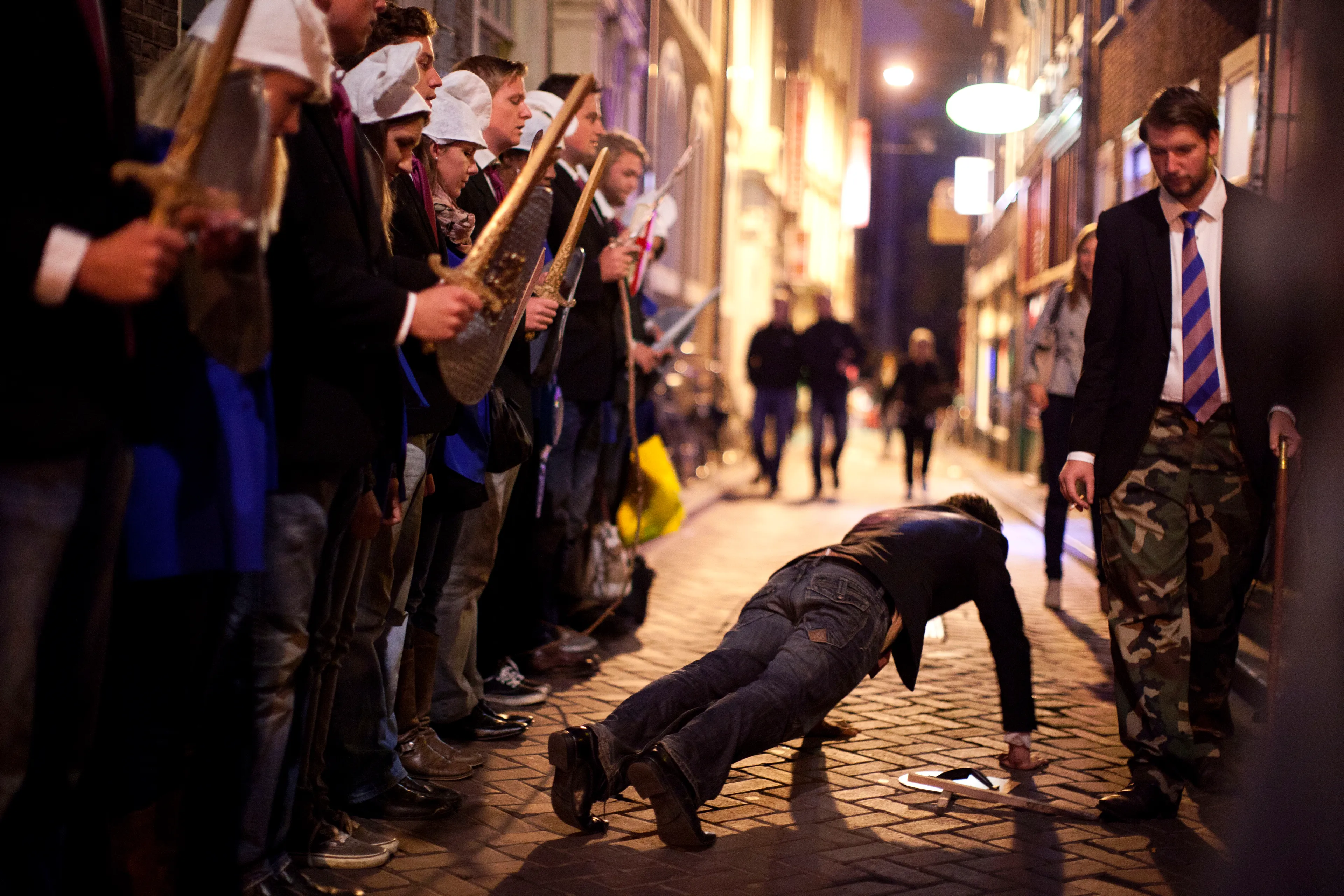 Amsterdamse studenten geschopt en geslagen tijdens ontgroening