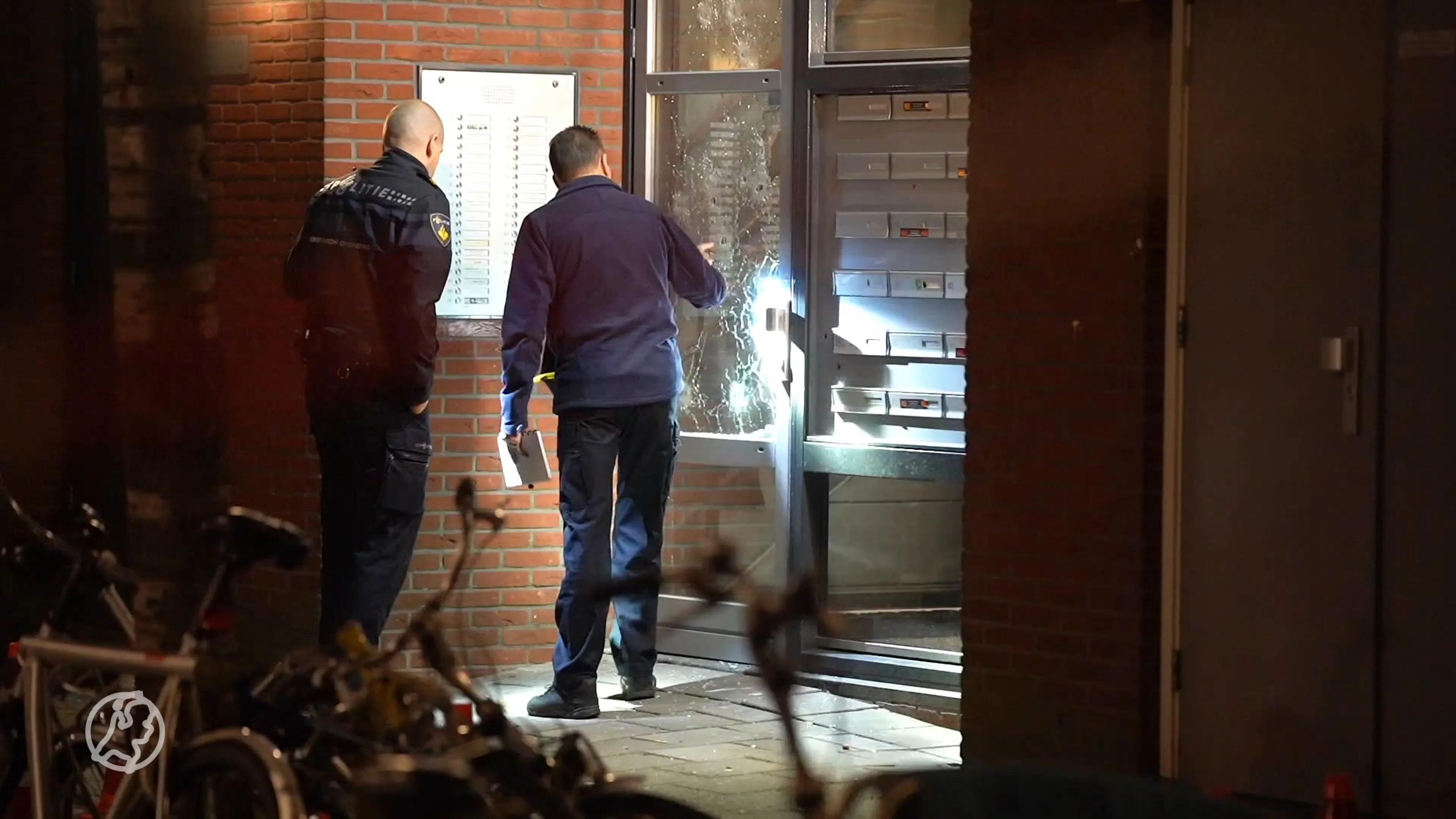 Portiekdeur in Rotterdam-West doorzeefd met kogels