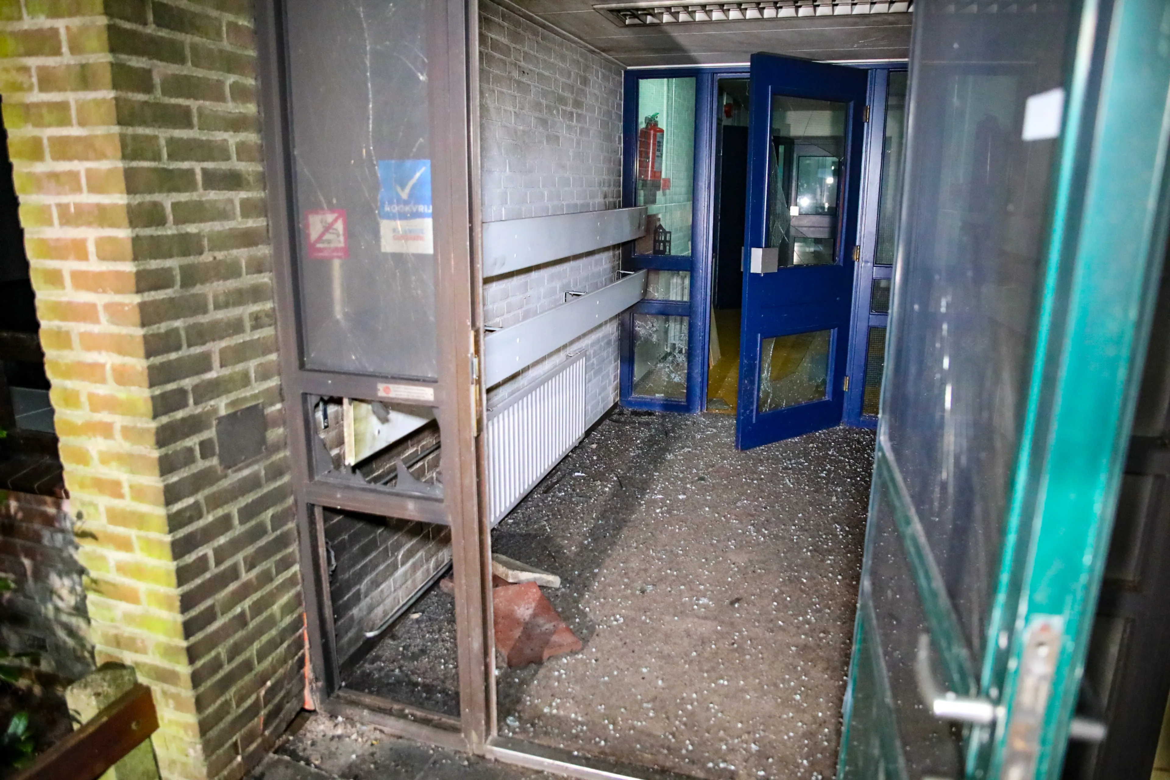 Harde knal en vernieling bij nieuwe noodopvang asielzoekers in Ugchelen