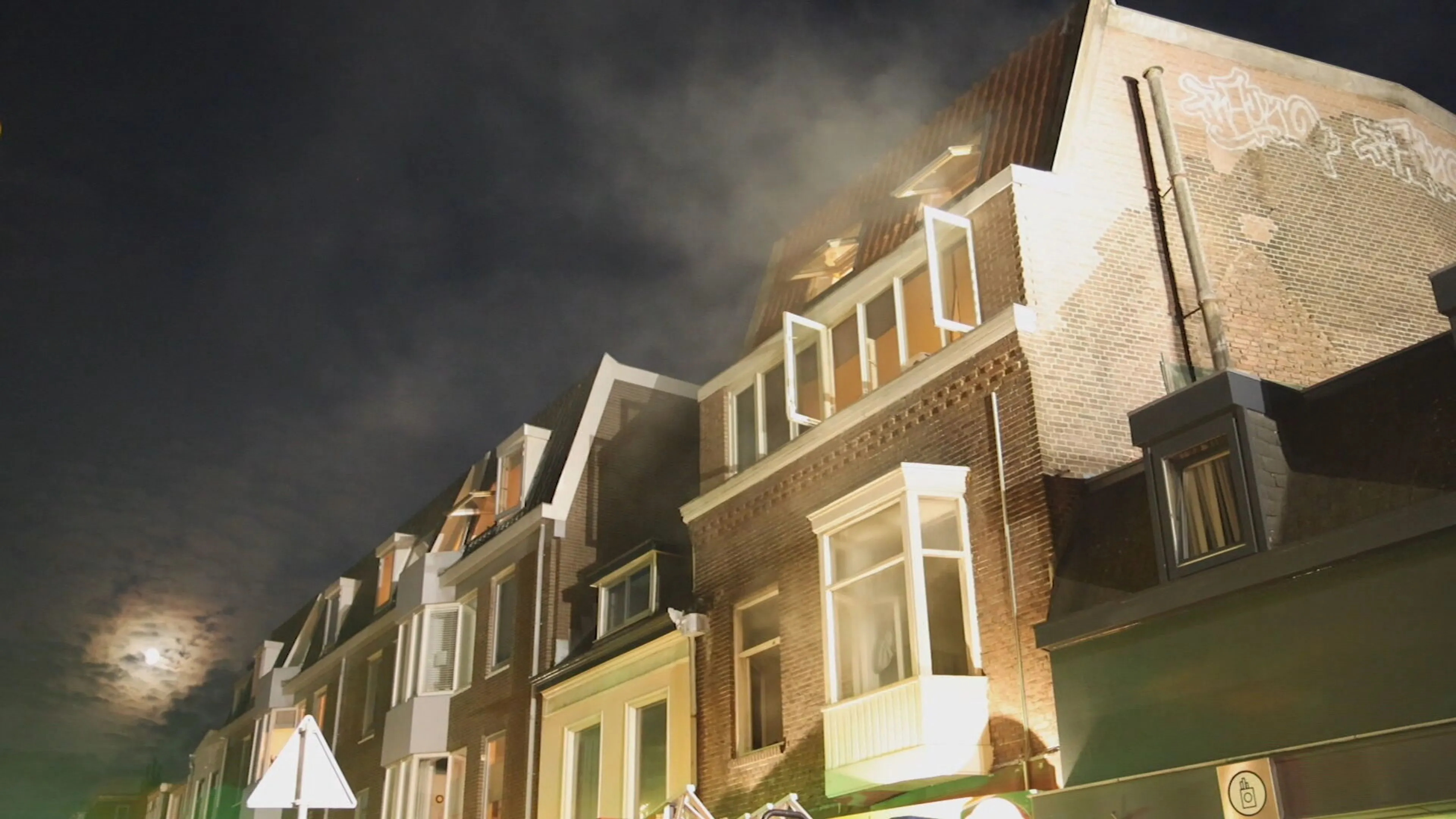 Vrouw en kind uit dakgoot gered bij woningbrand Haarlem