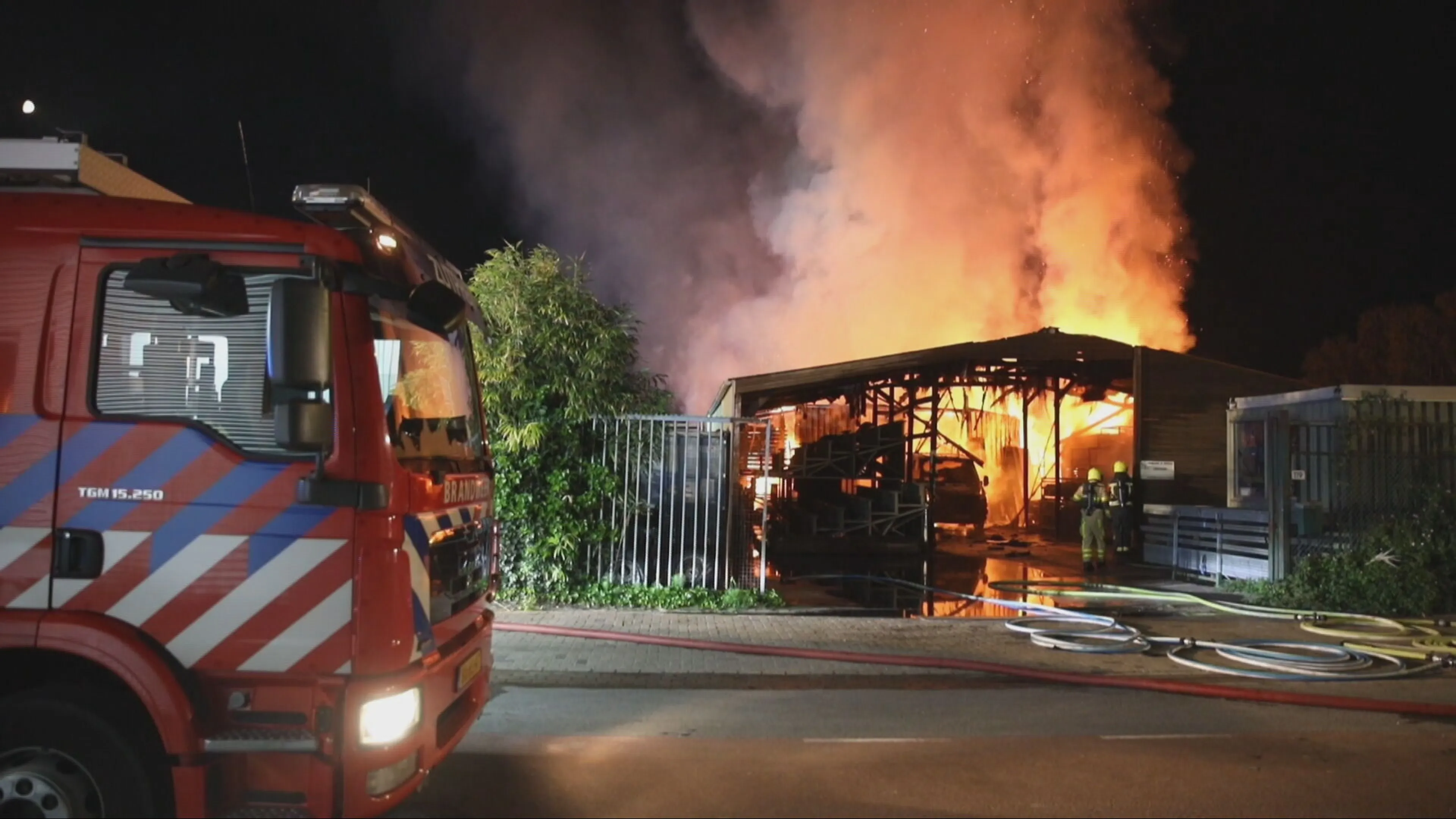 Asbest vrijgekomen bij grote brand in loods Zutphen