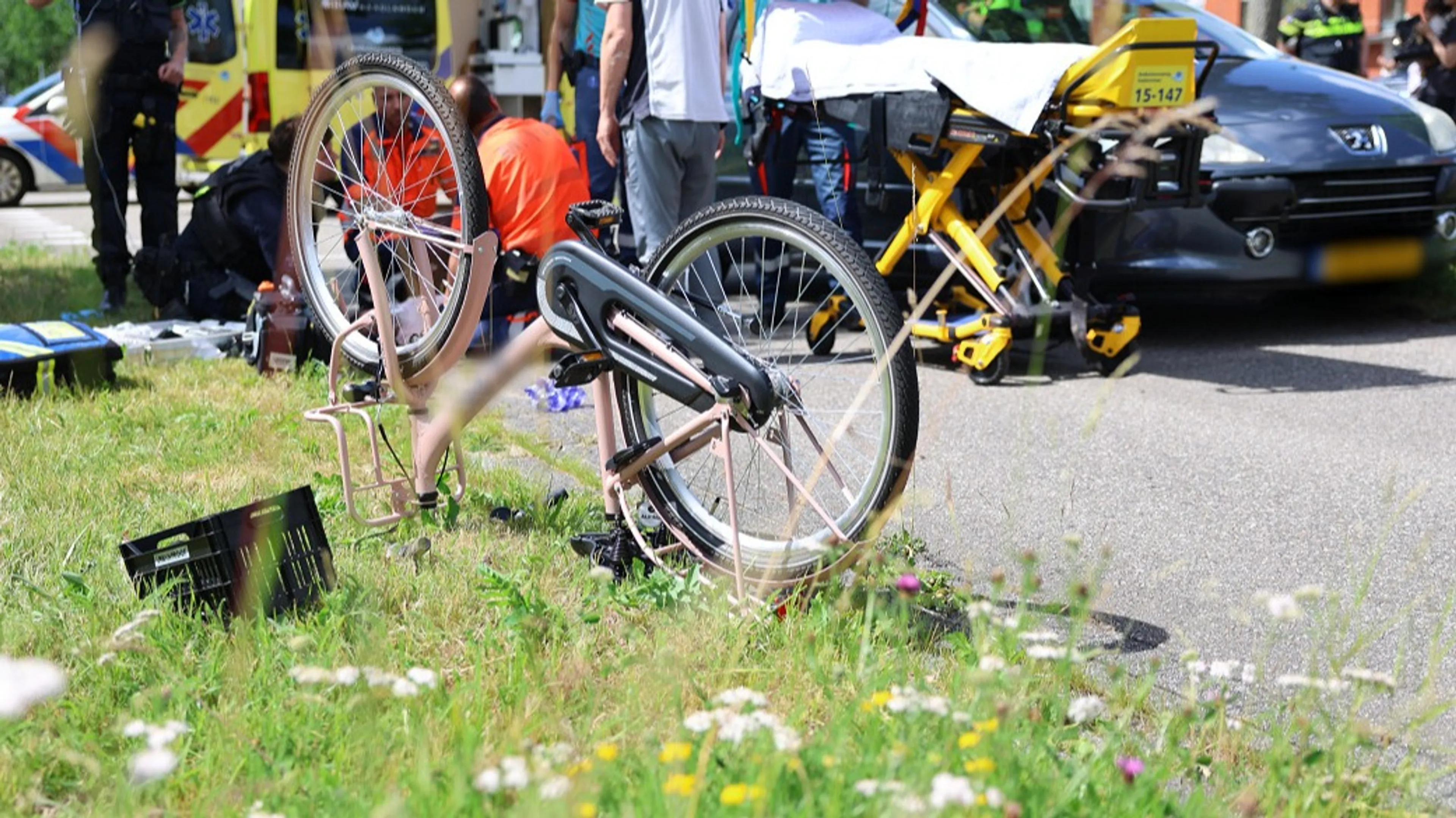 Kind op fiets gewond na aanrijding Zoetermeer, traumahelikopter opgeroepen
