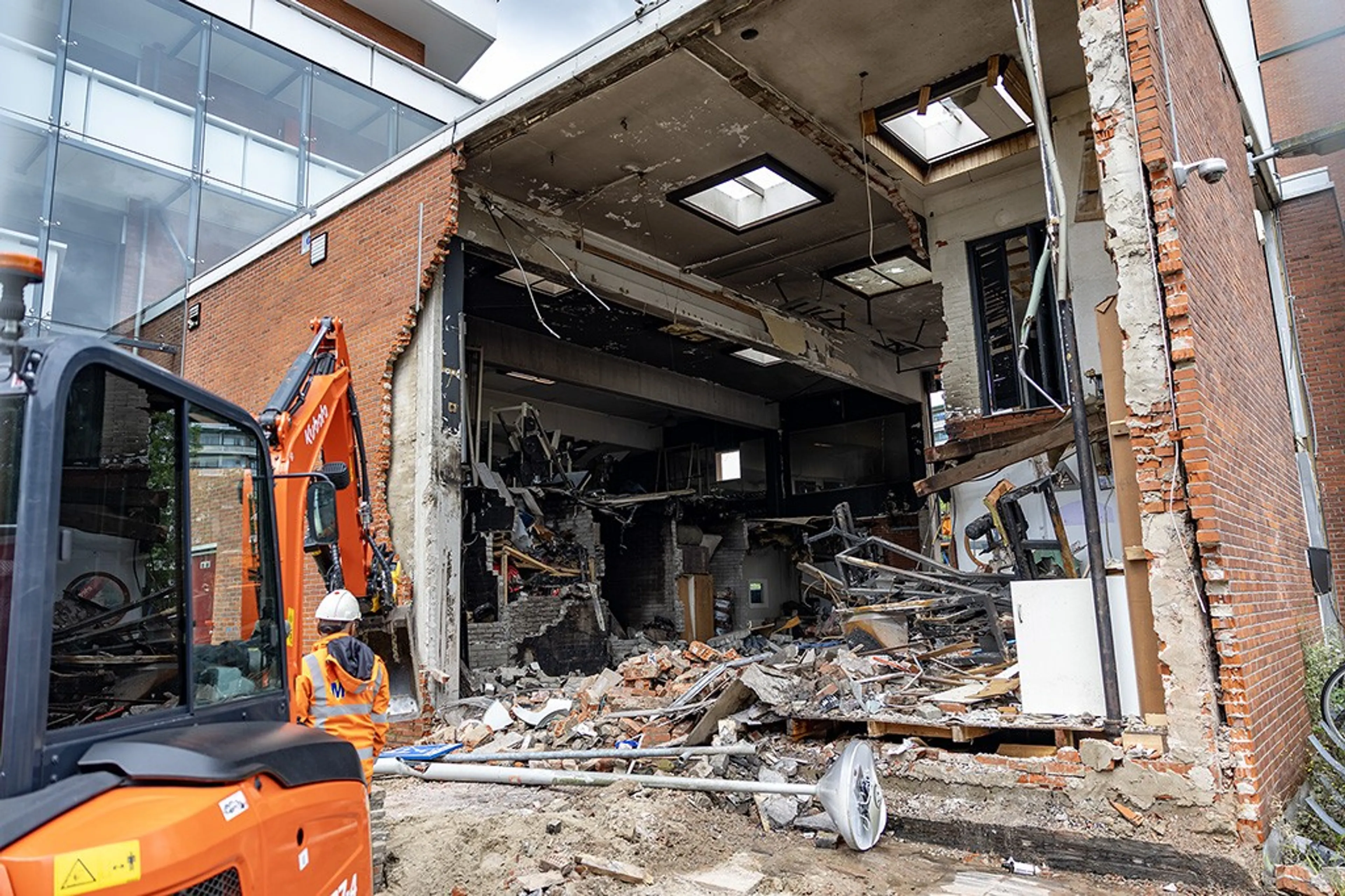 Drie mensen aangehouden voor zware explosie in Amsterdam