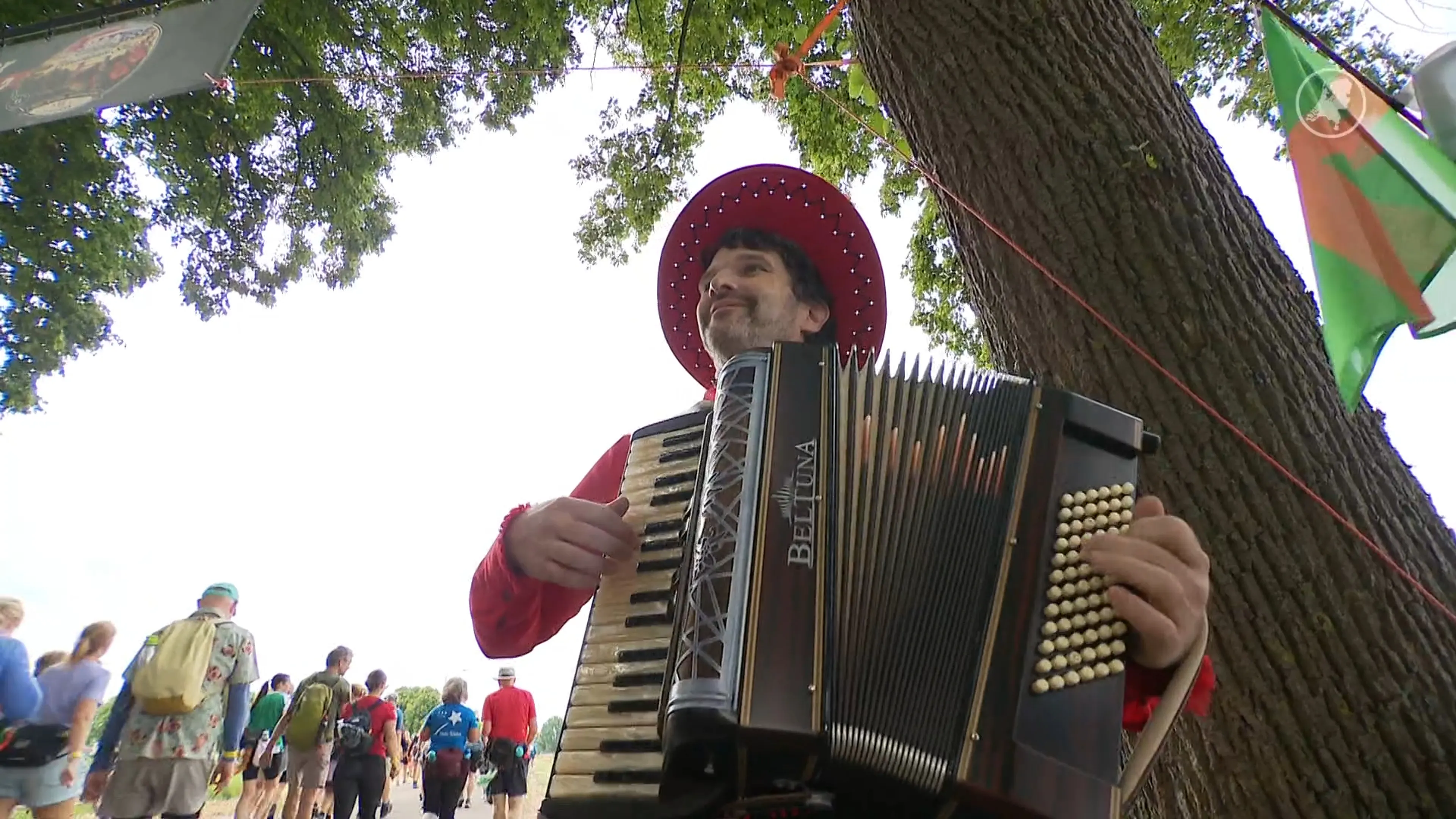 Accordeonist Pascal staat al jaren langs de Vierdaagse-route: 'Ik ben besmet met het Vierdaagse-virus'