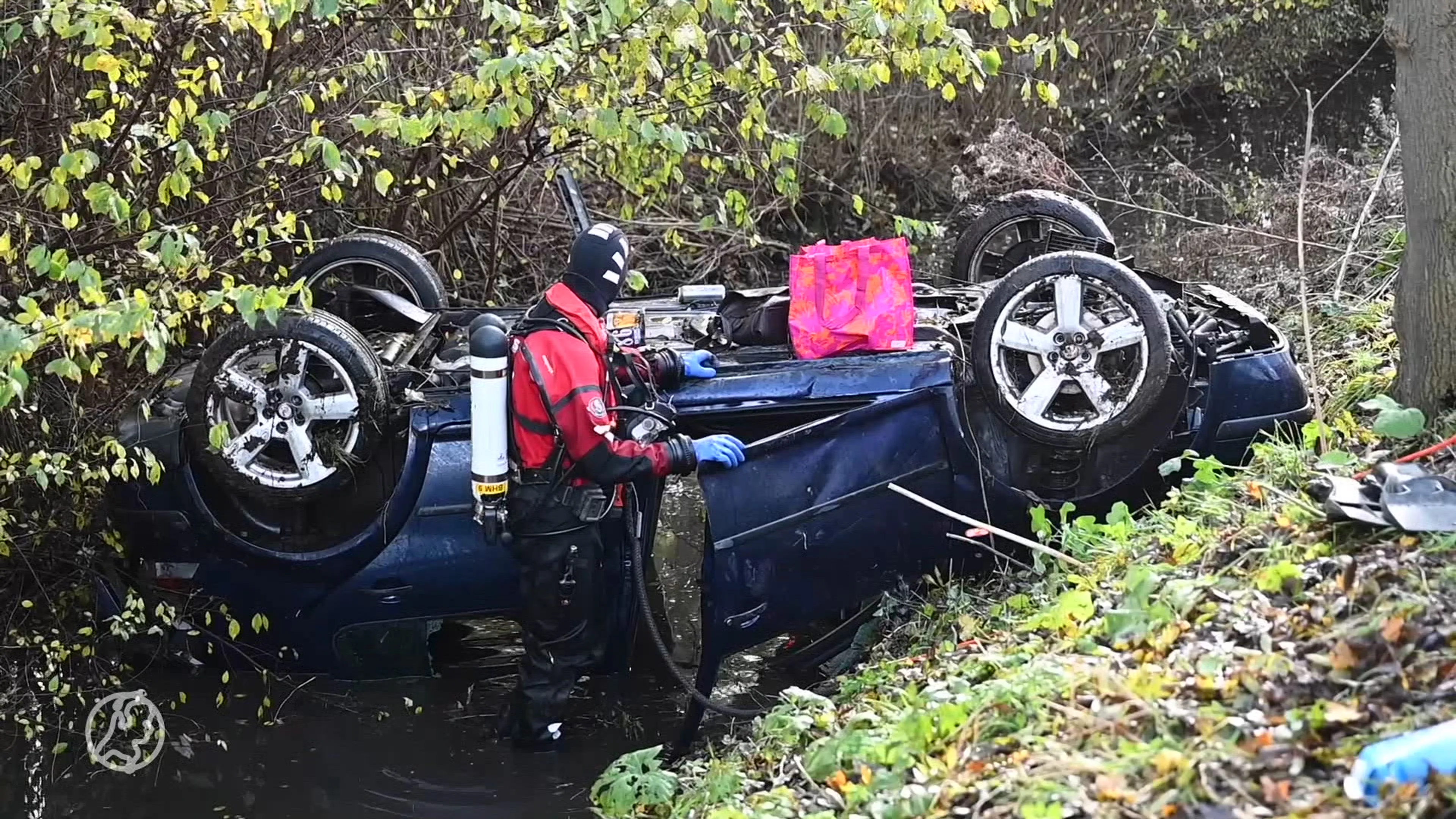 Auto komt terecht in een sloot