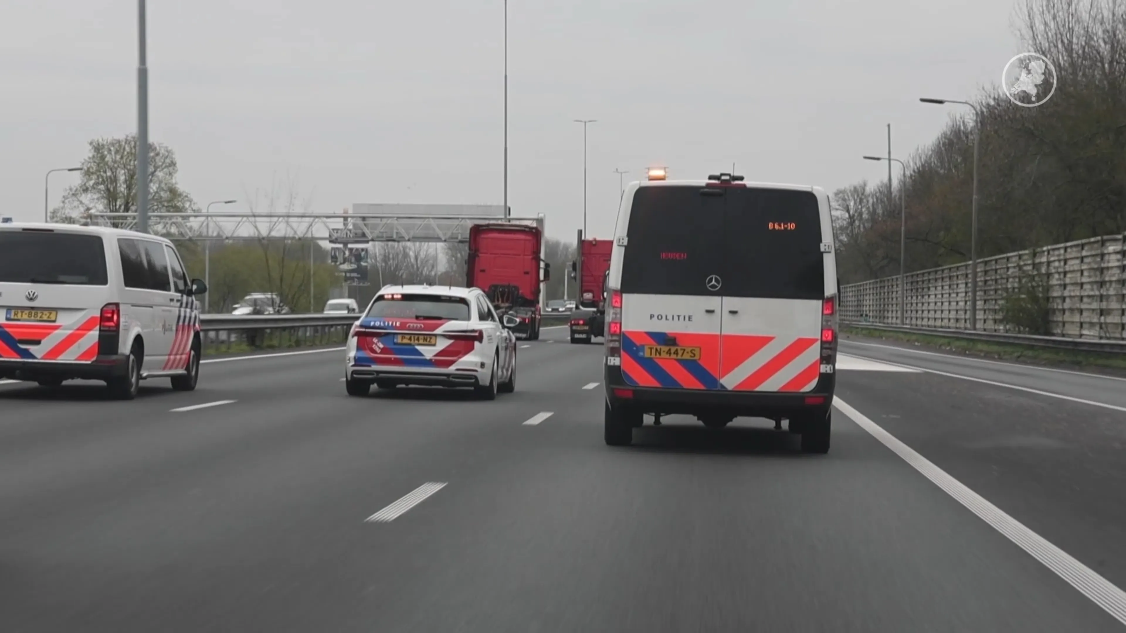 Protesterende chauffeurs rijden langzaam over snelwegen om stijgende brandstofprijs