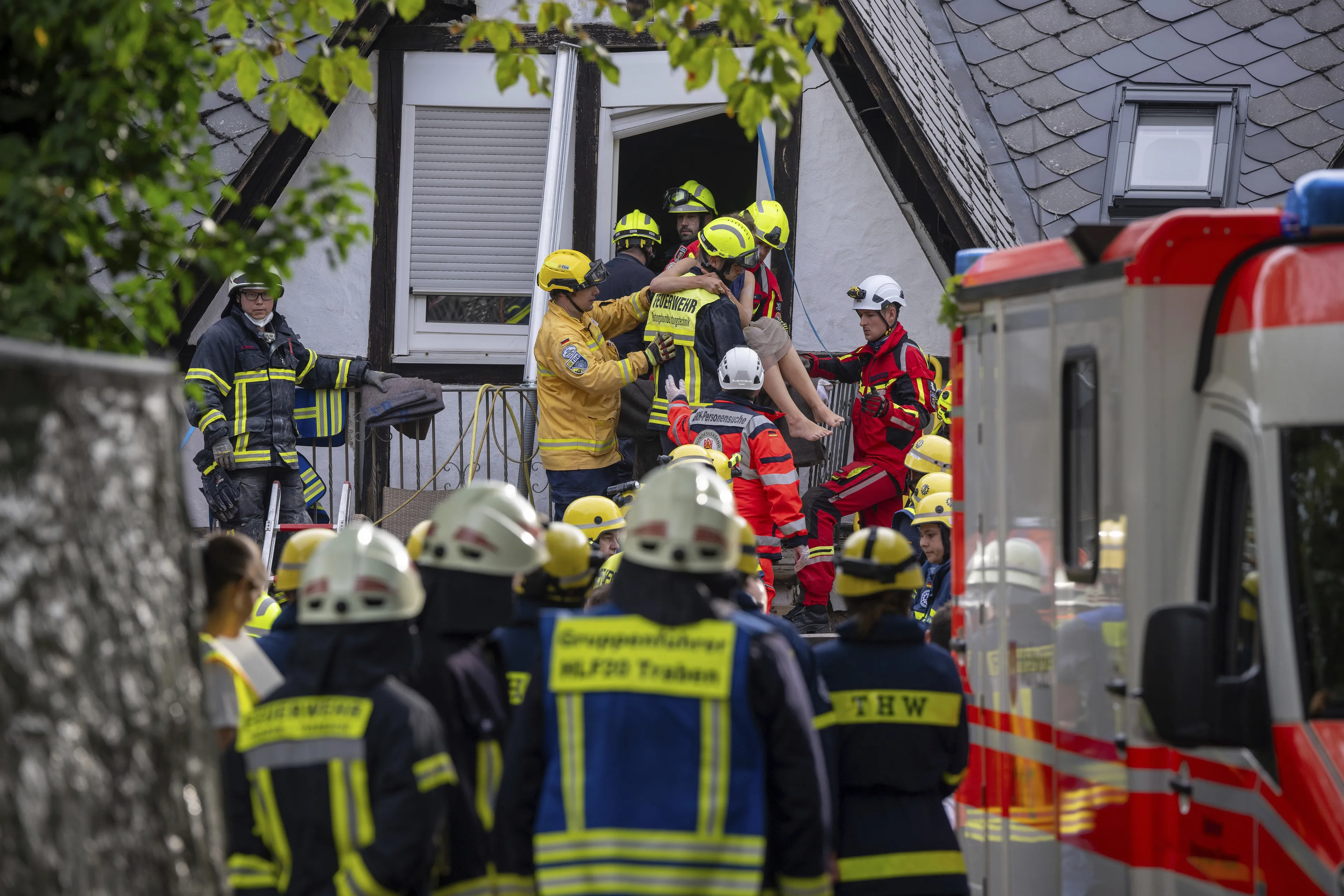 Drie Urkers onder puin ingestort hotel in Duitsland, moeder en 1-jarig kind gered