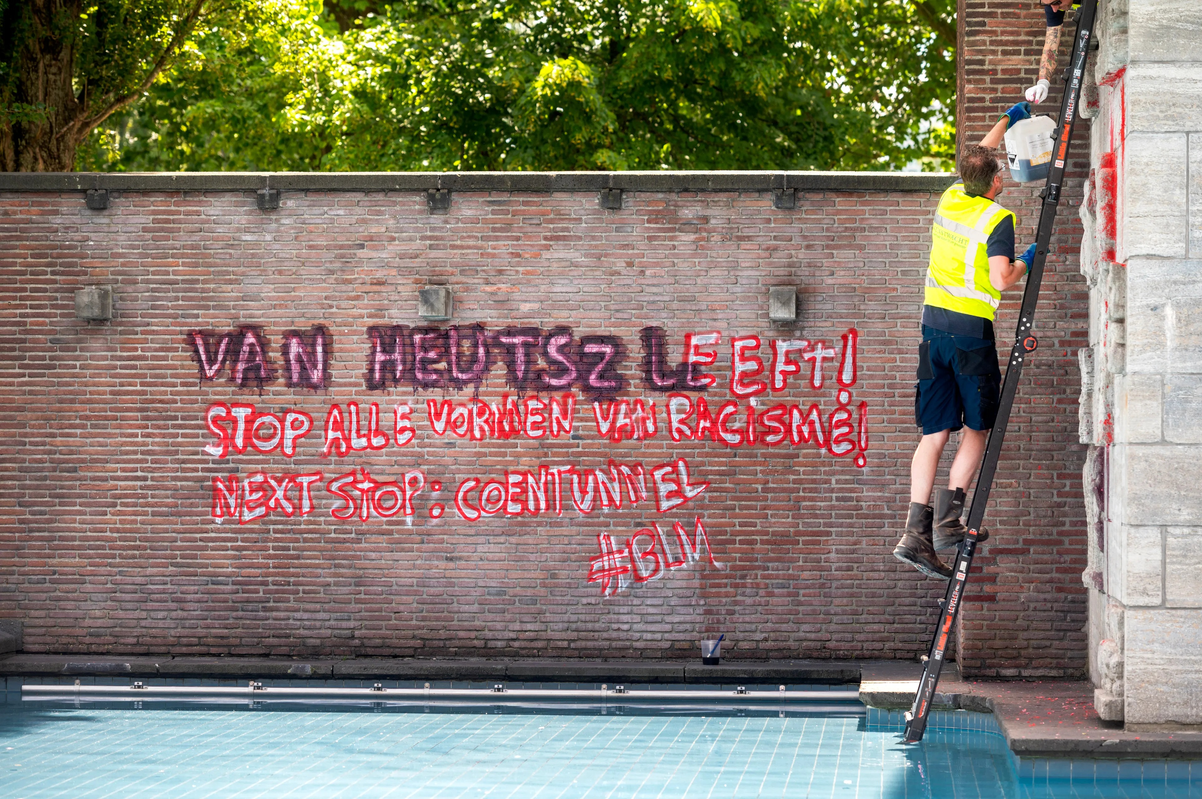 Opnieuw monument in Amsterdam beklad met rode verf, 'next stop: Coentunnel'