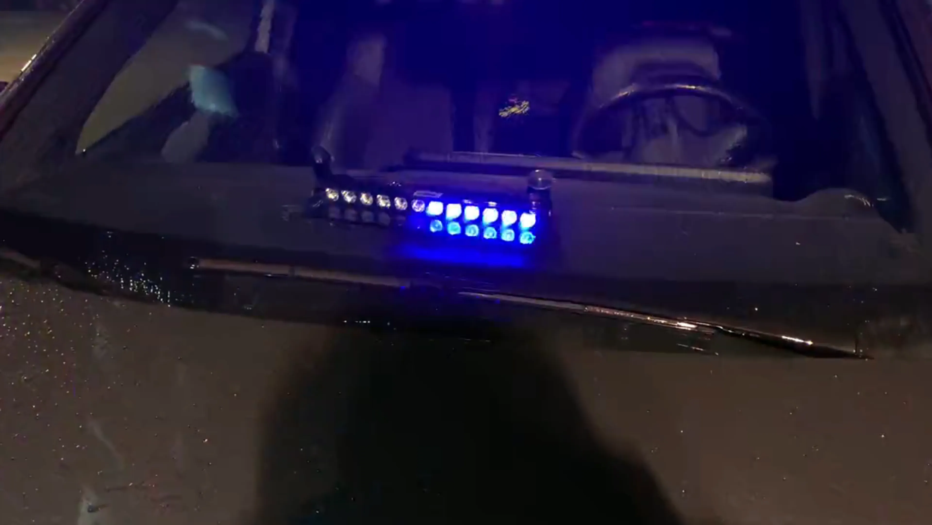 Wegpiraat dwingt andere bestuurders van de weg met blauw flitslicht
