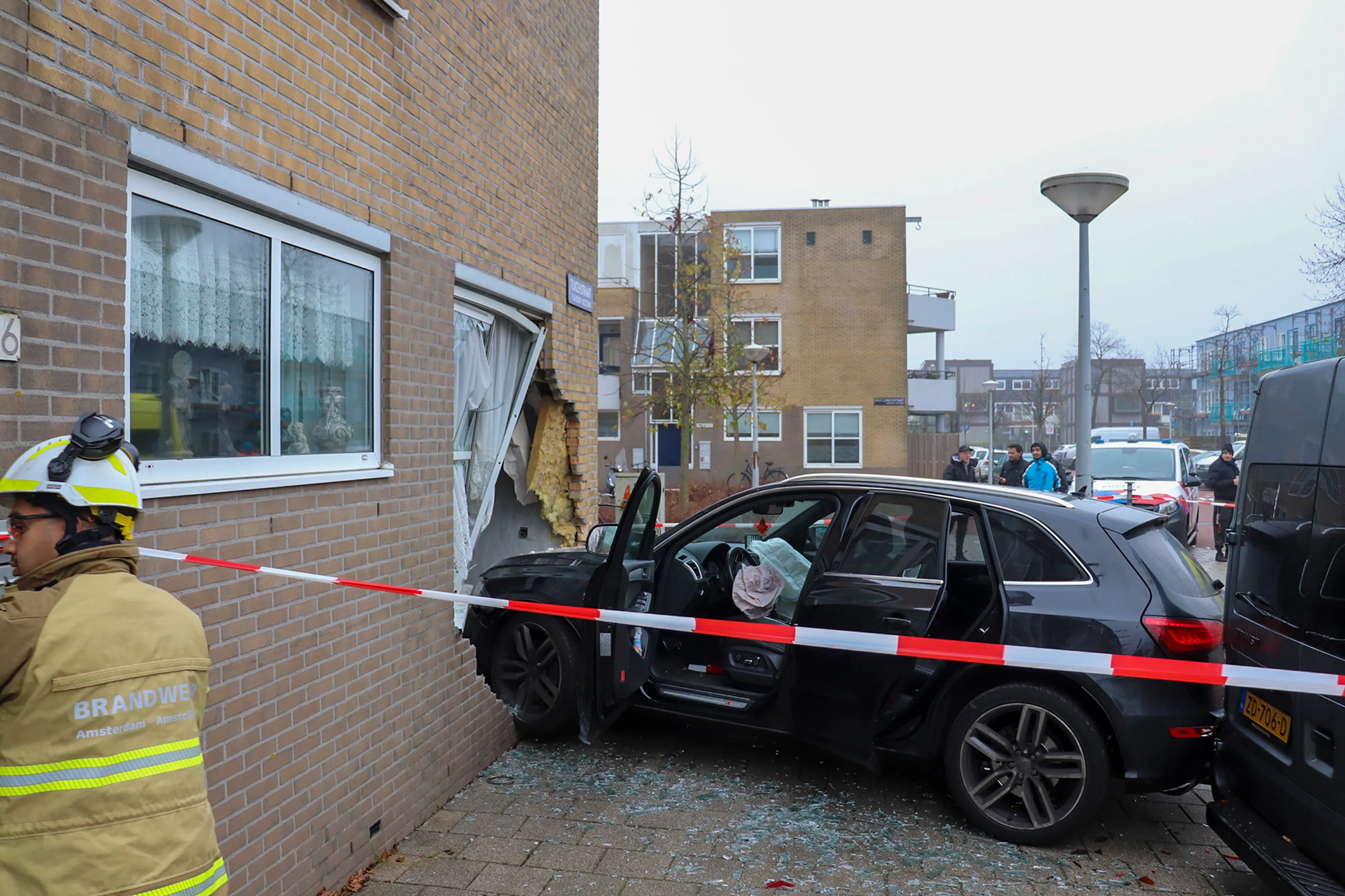 Auto crasht met hoge snelheid tegen gevel van woning in Amsterdam-Noord