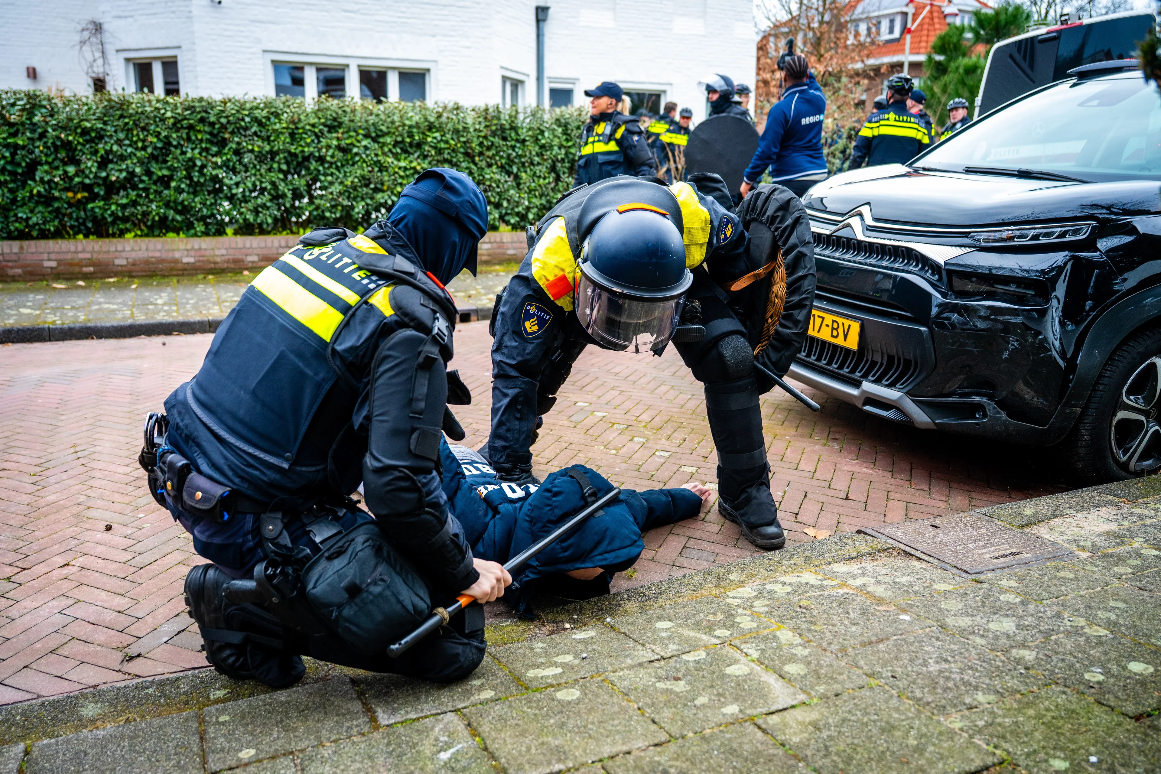 Man die agent sloeg bij protest Den Haag krijgt vier maanden cel
