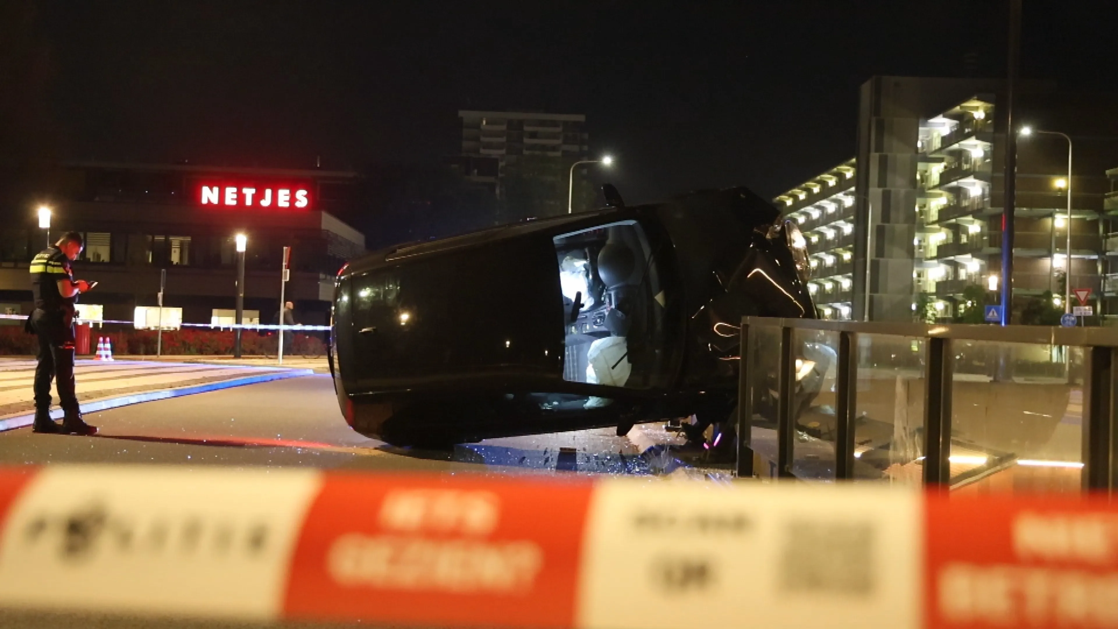 Hek voorkomt nog net dat auto naar beneden stort op spoor Amstelveen