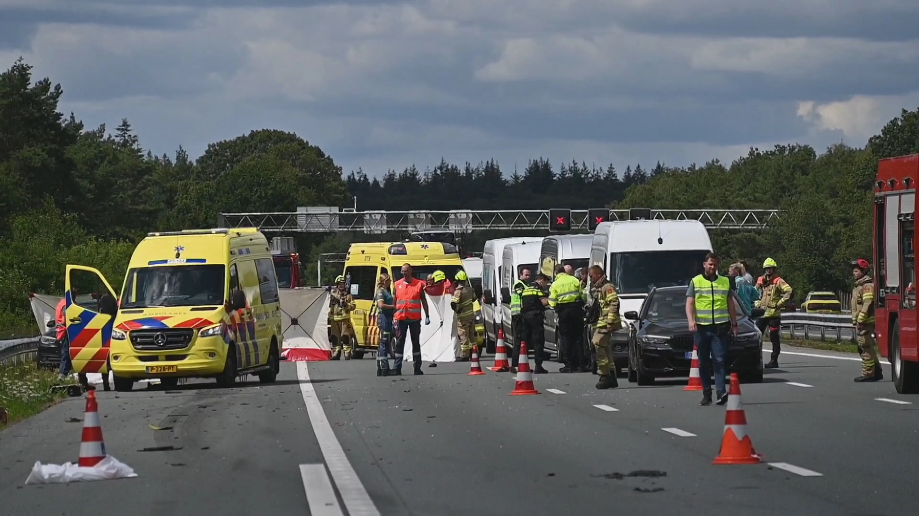 Dodelijk ongeval met auto en vrachtwagen op A12 bij Ede, snelweg dicht