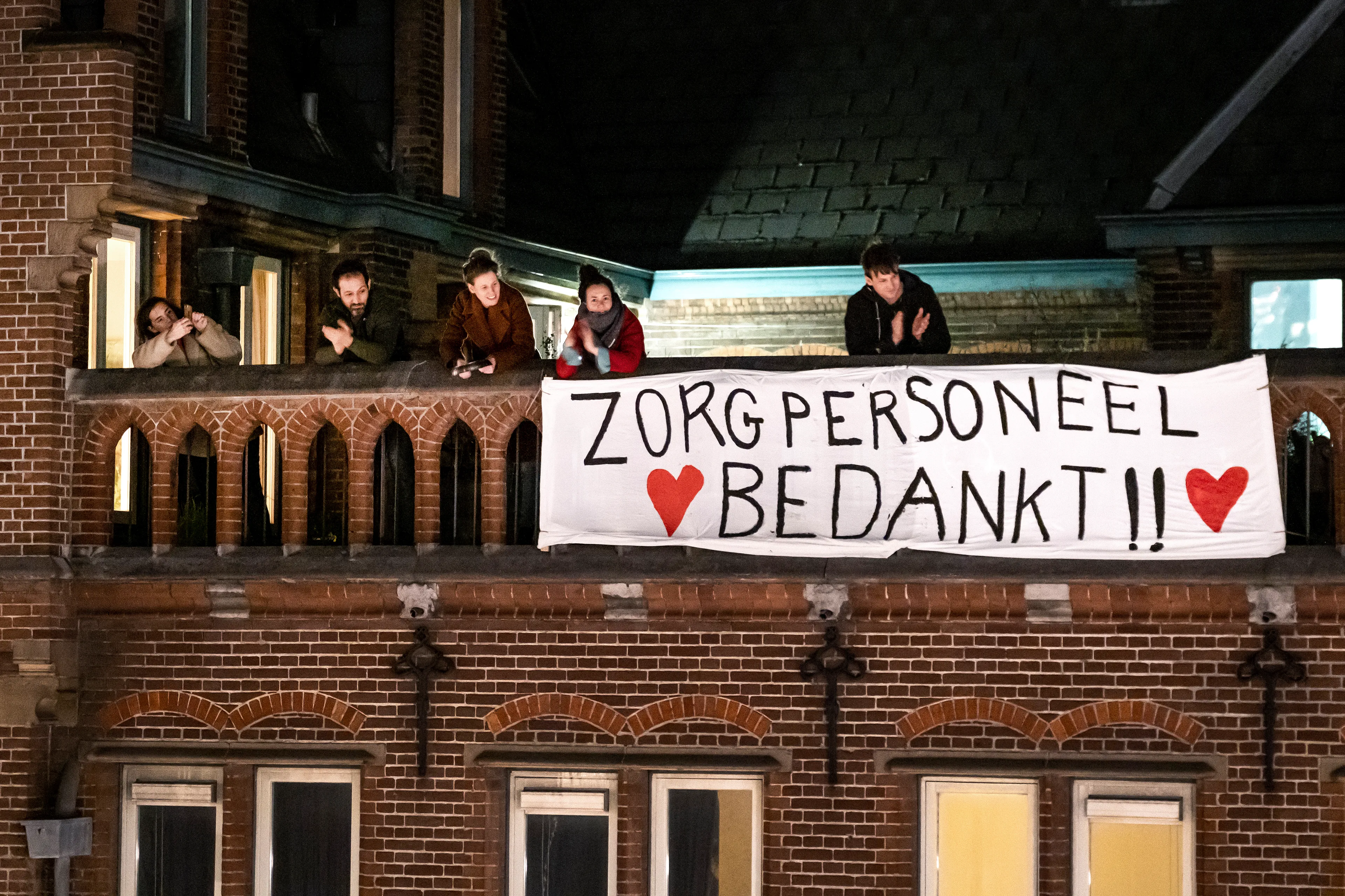 Nederlanders willen hoger salaris voor de zorg, maar wie betaalt het?