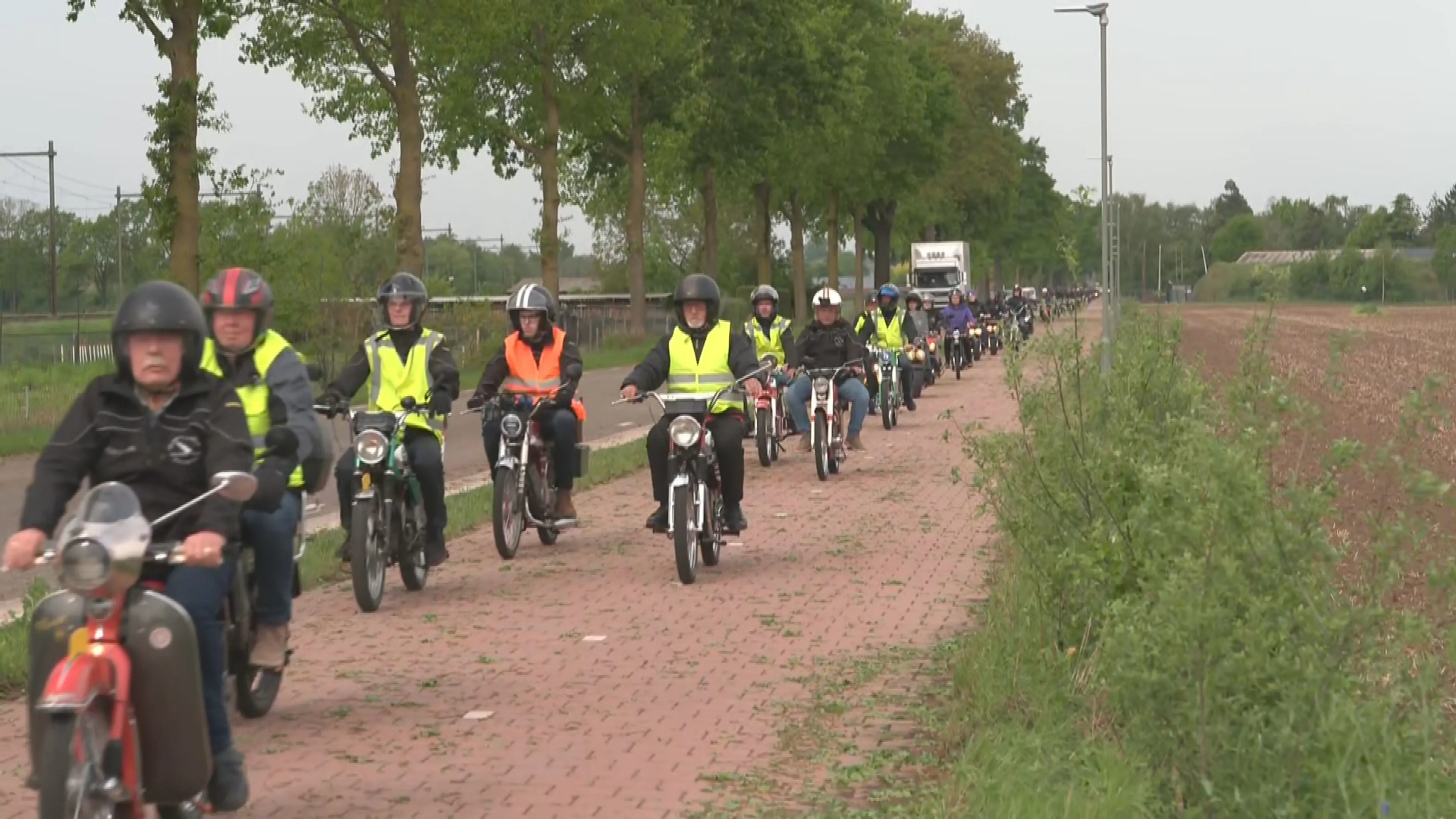 ZIEN: Oldtimerbrommers weer van stal, liefhebbers trekken eropuit