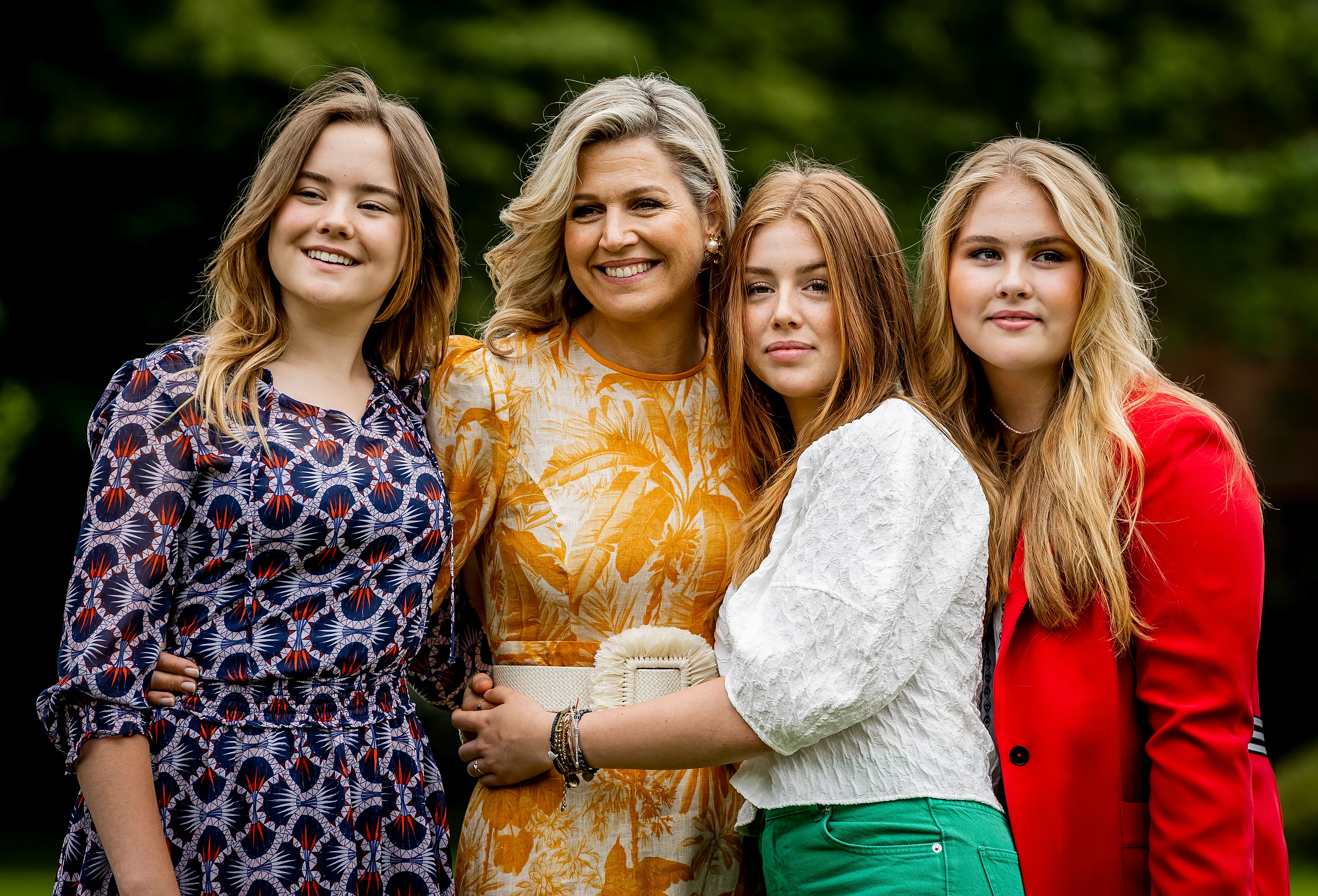 VIDEO: Prinsessen schitteren op nieuwe foto's koninklijke familie