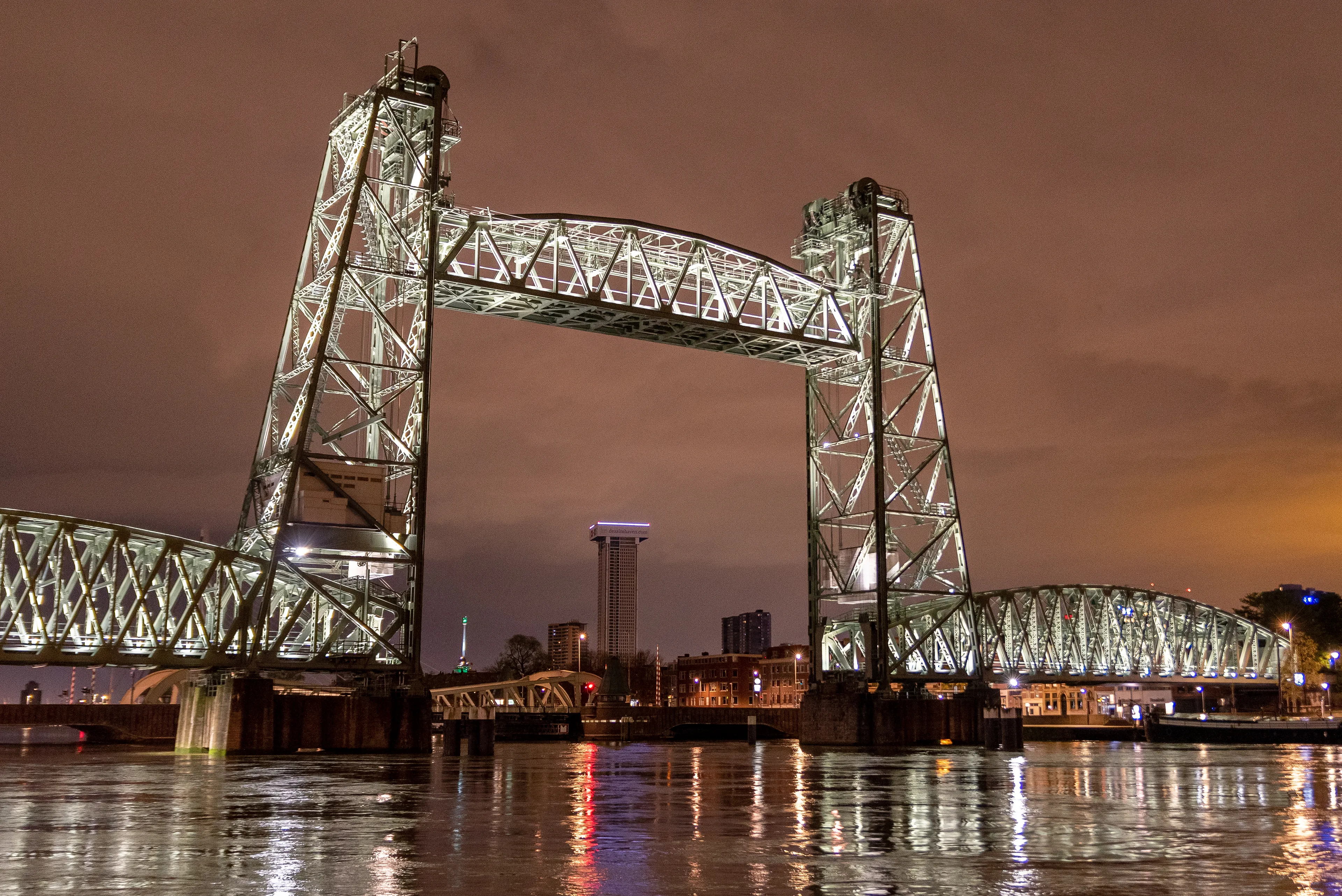 Markante Rotterdamse brug De Hef gedemonteerd voor miljoenenjacht Amazon-baas Bezos