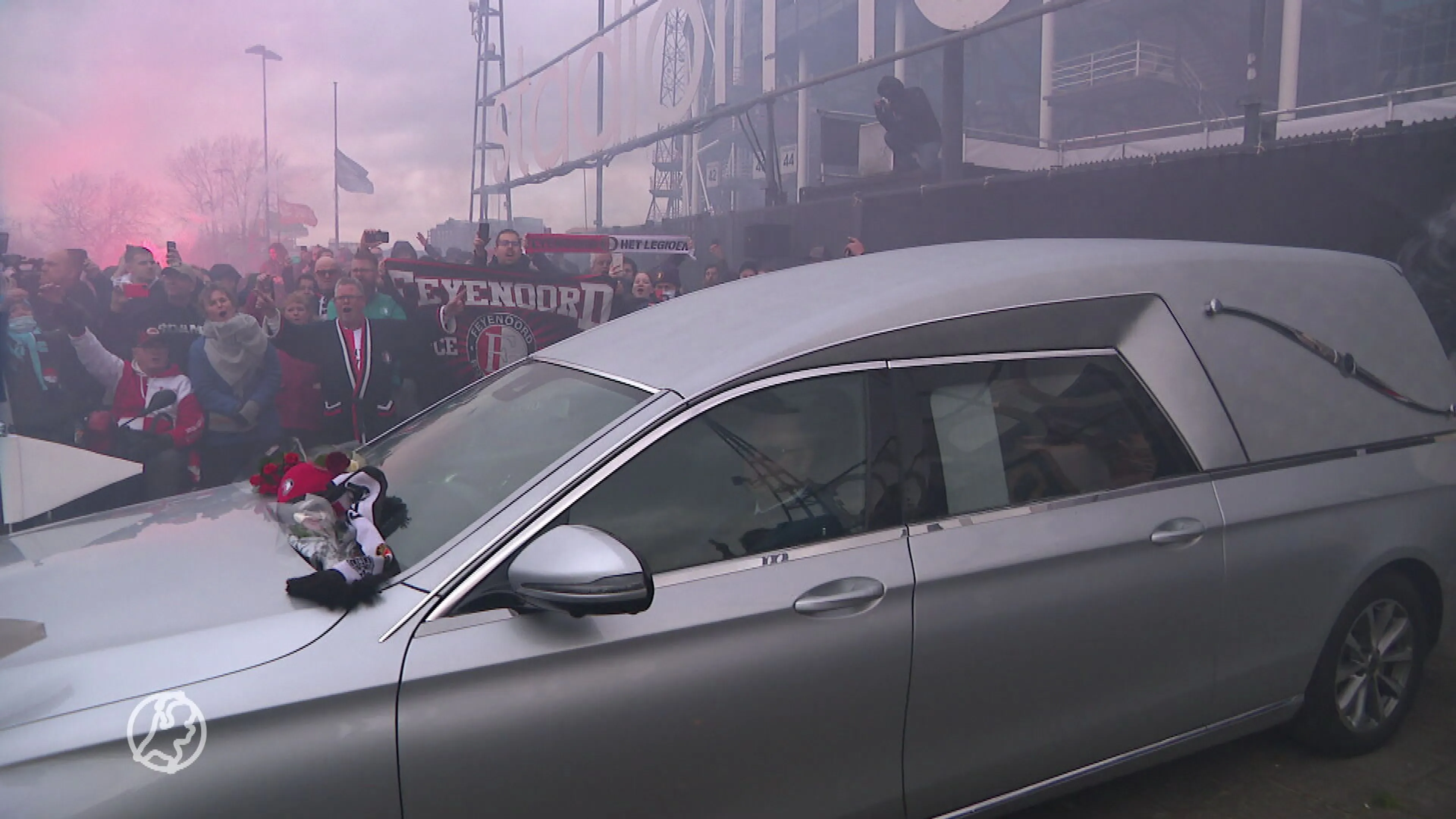 Duizenden Feyenoord-fans brengen indrukwekkend eerbetoon aan clubicoon Wim Jansen