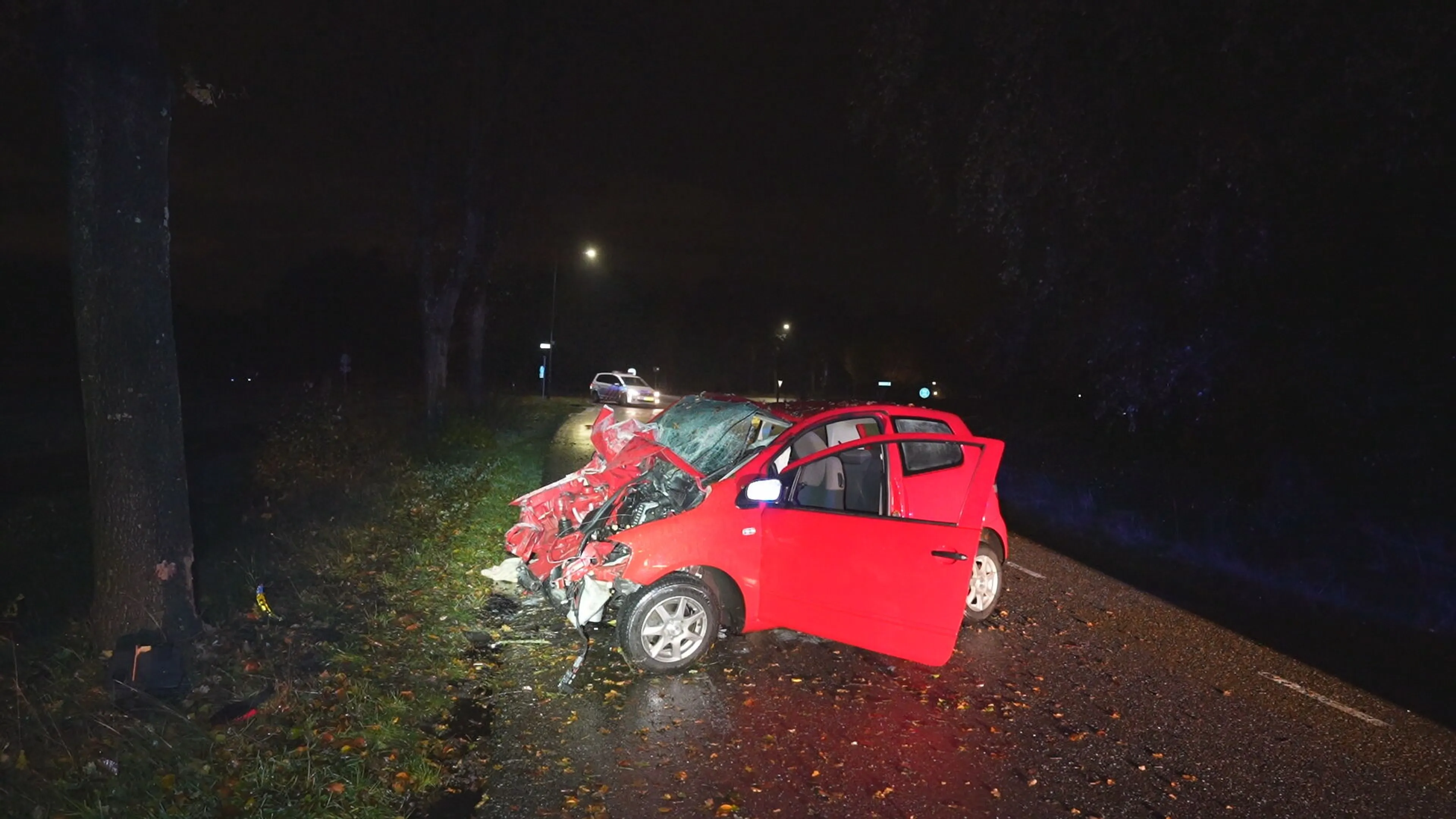 Vrouw zwaargewond achtergelaten na uitwijken slingerende tegenligger