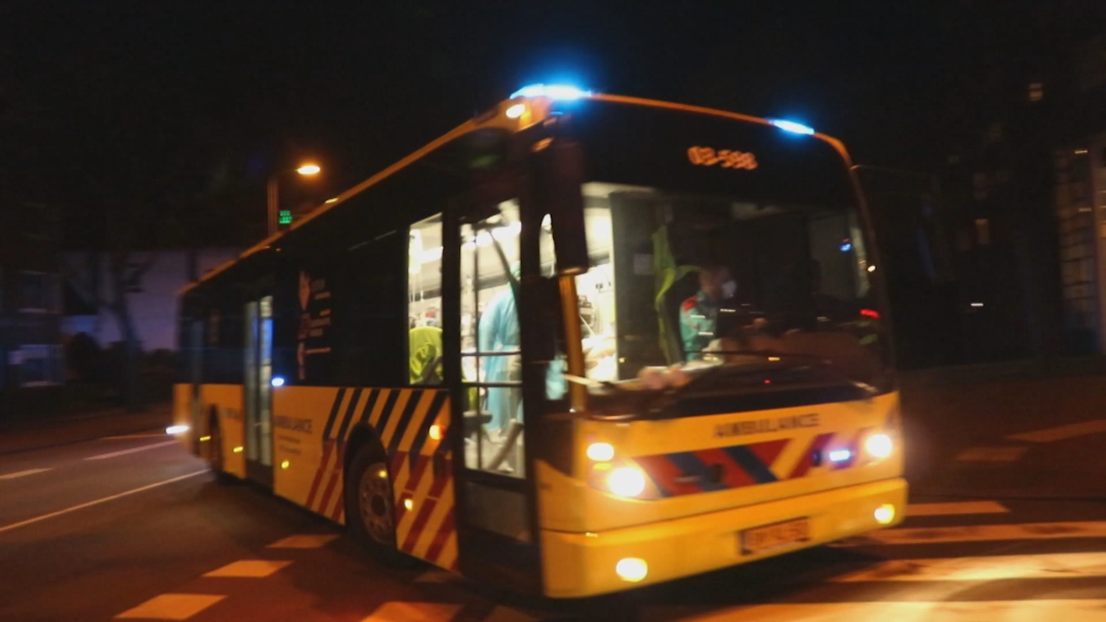Deze ambulancebus vervoert coronapatiënten van Brabant naar Groningen