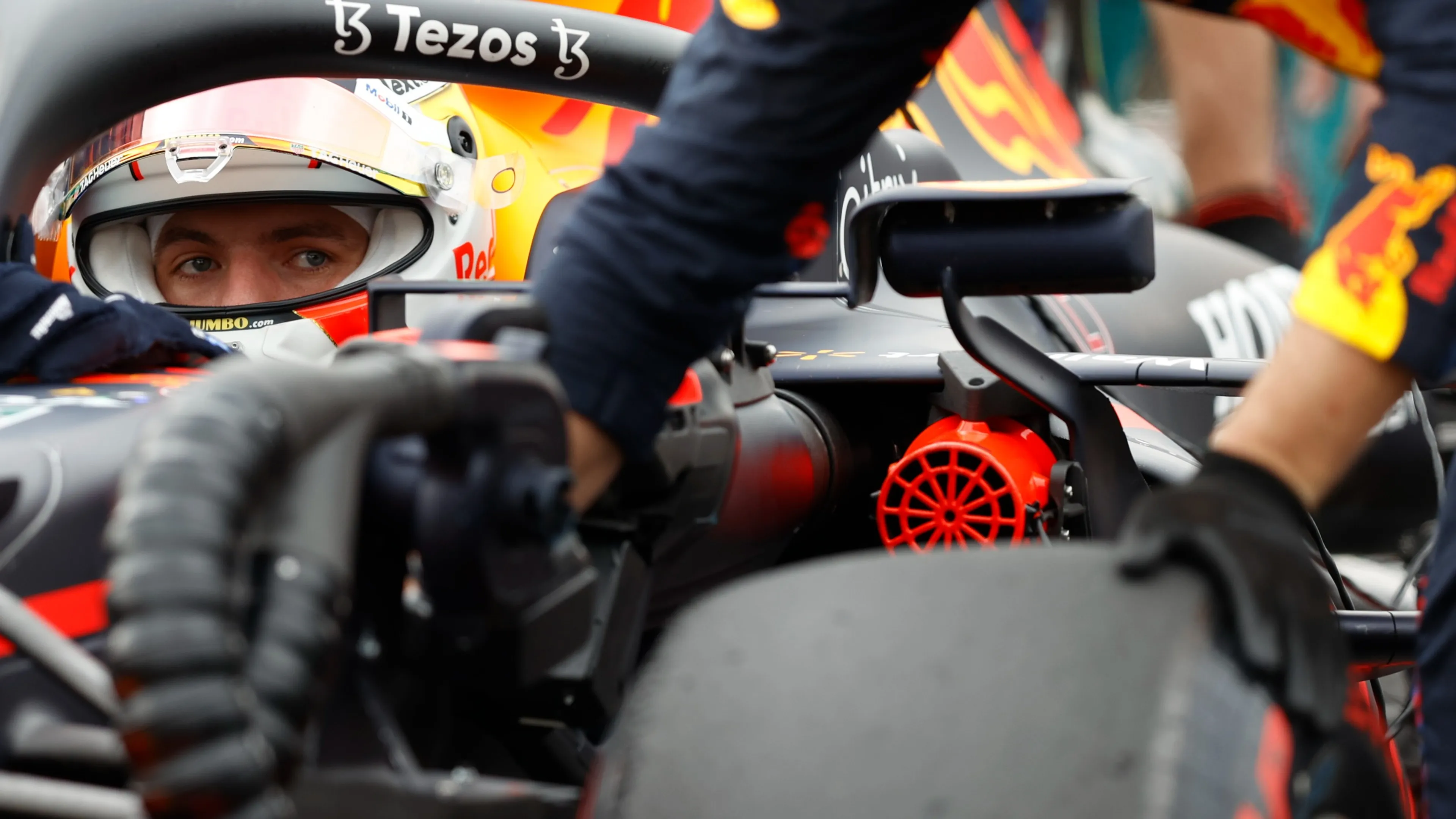 Hamilton rijdt achterop Verstappen in 'gekste race ooit', maar wint toch
