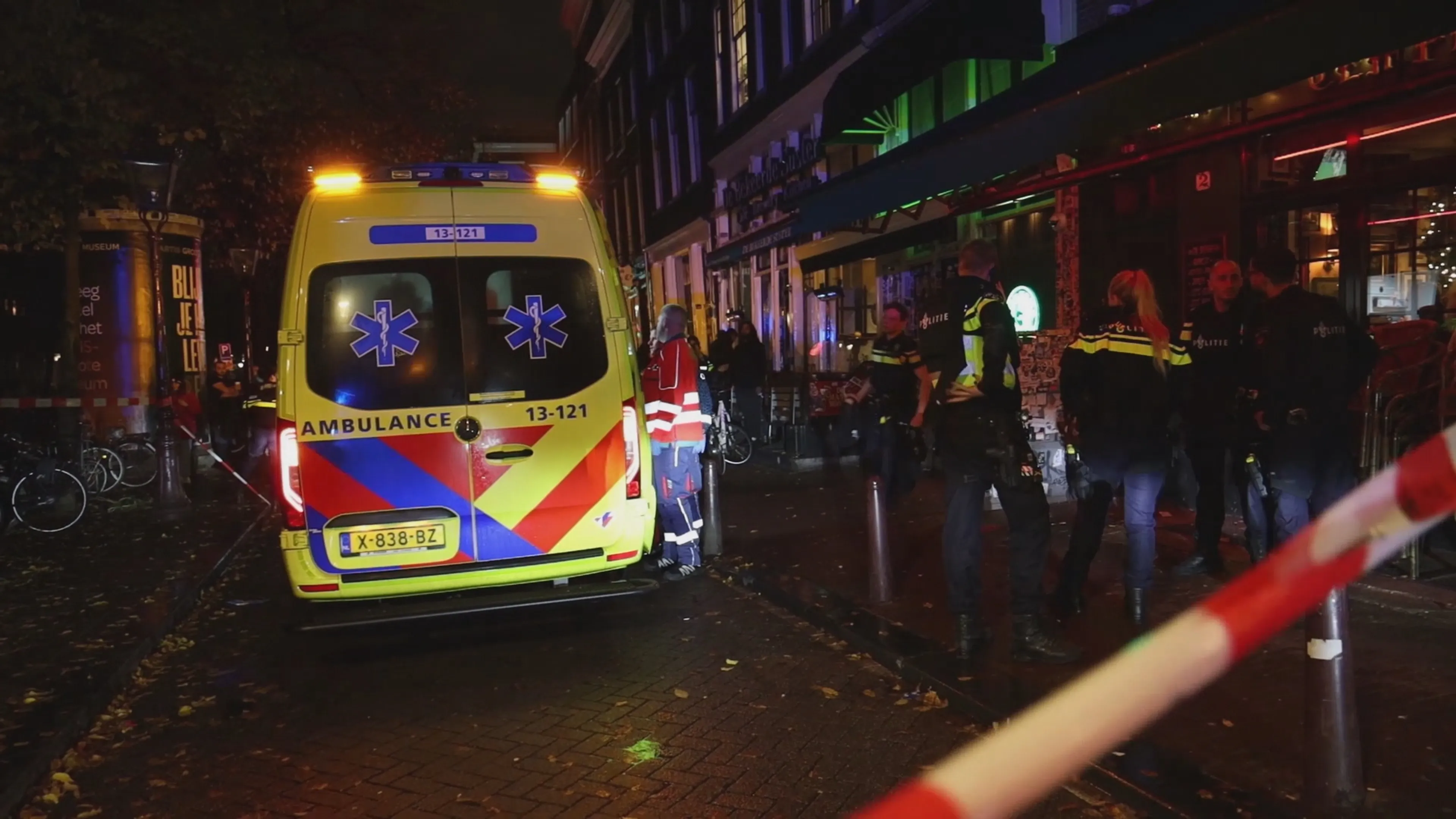Slachtoffer schietpartij bij coffeeshop Amsterdam overleden