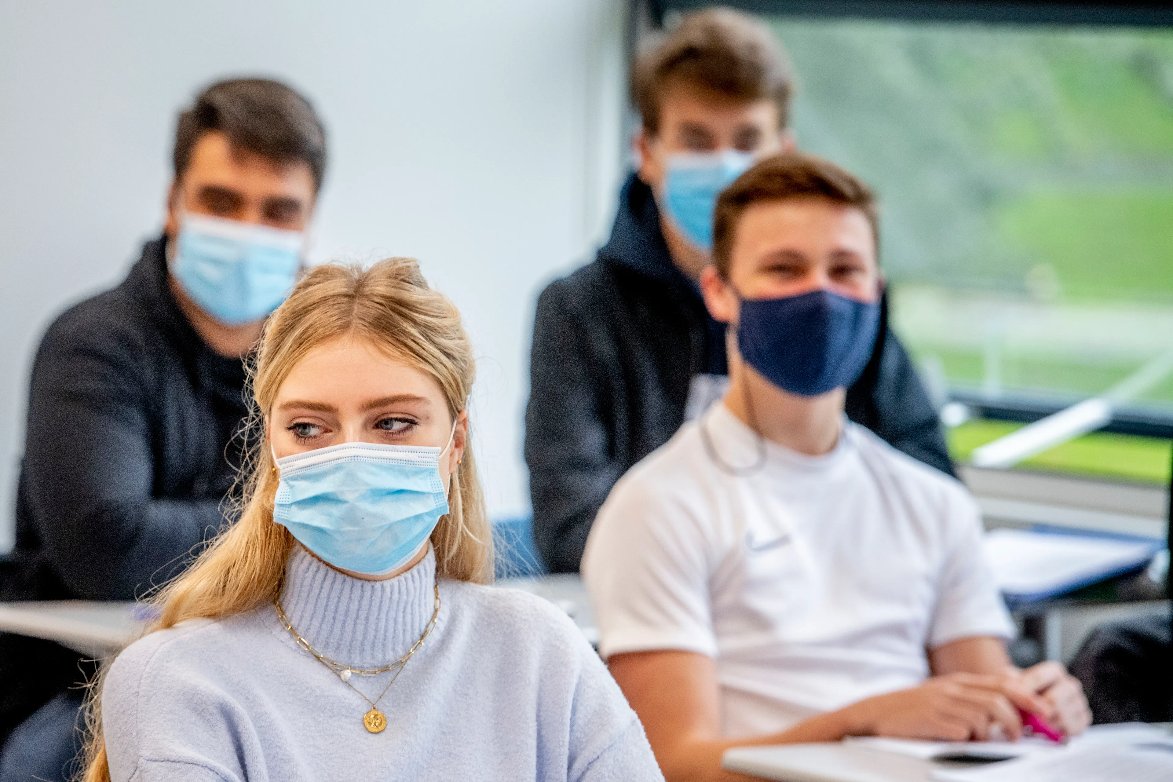 Red Team slaat alarm: besmettingen onder tieners erg hoog, sluit alle scholen