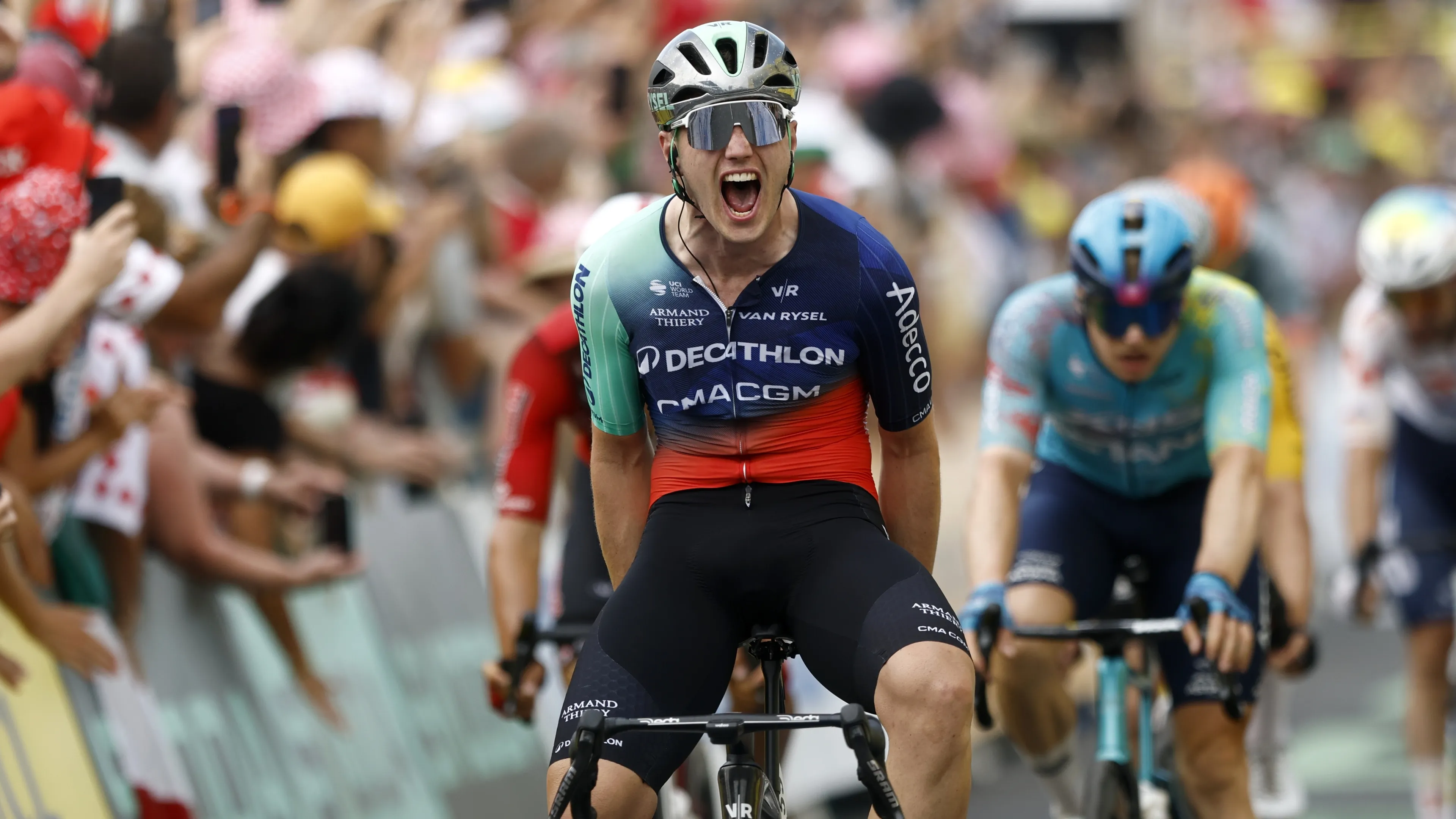 Olav Kooij sprint naar eerste Tourzege én eerste Nederlandse ritwinst