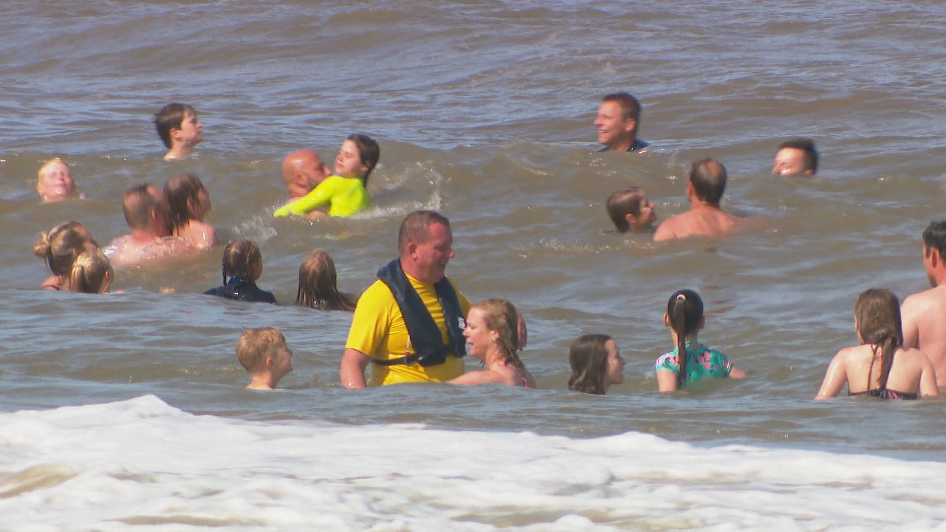 Zorgen om slachtoffers muien in tropische hitte: jeugd getraind over gevaar op zee