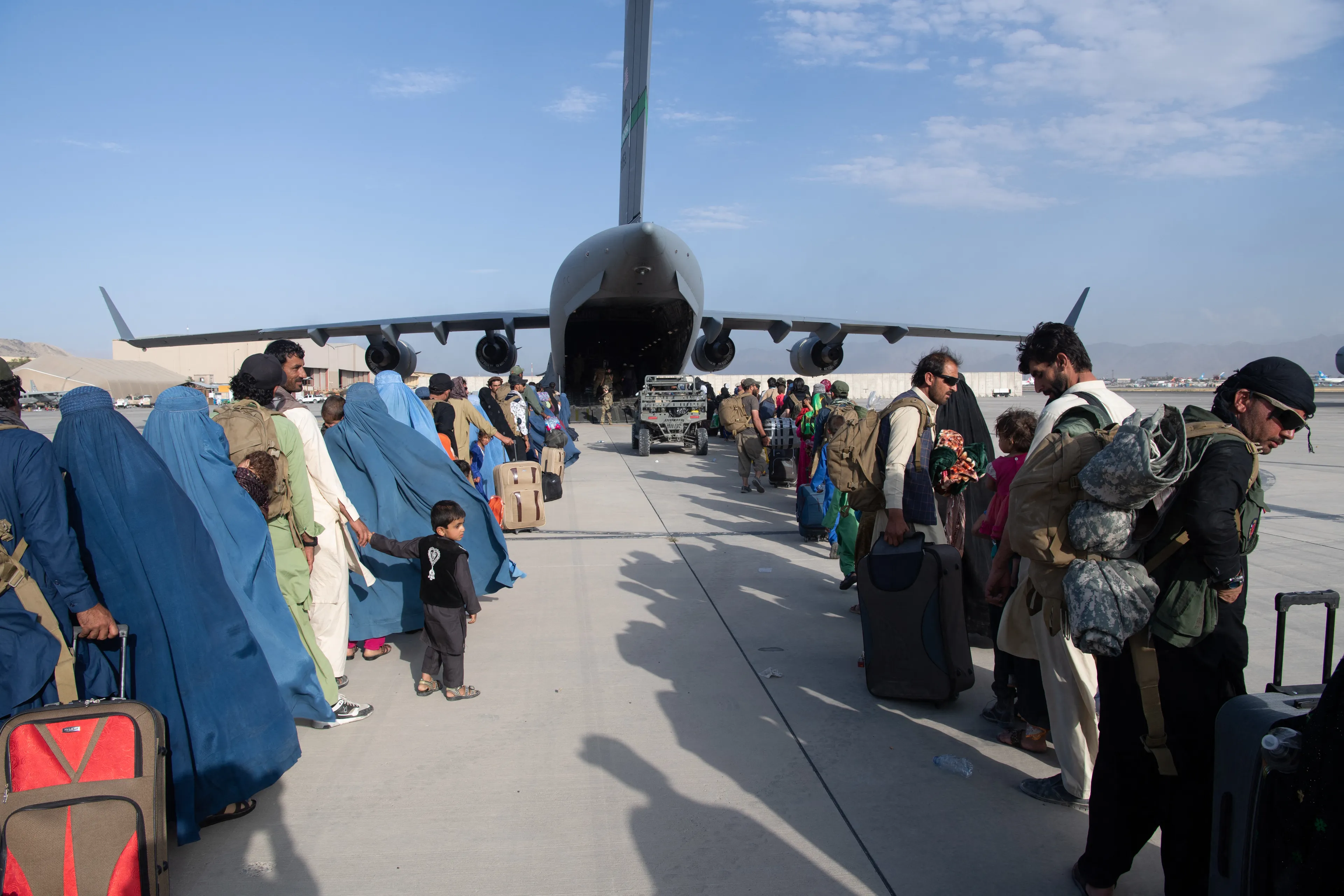 Drie bussen met Nederlanders bereiken luchthaven Kabul