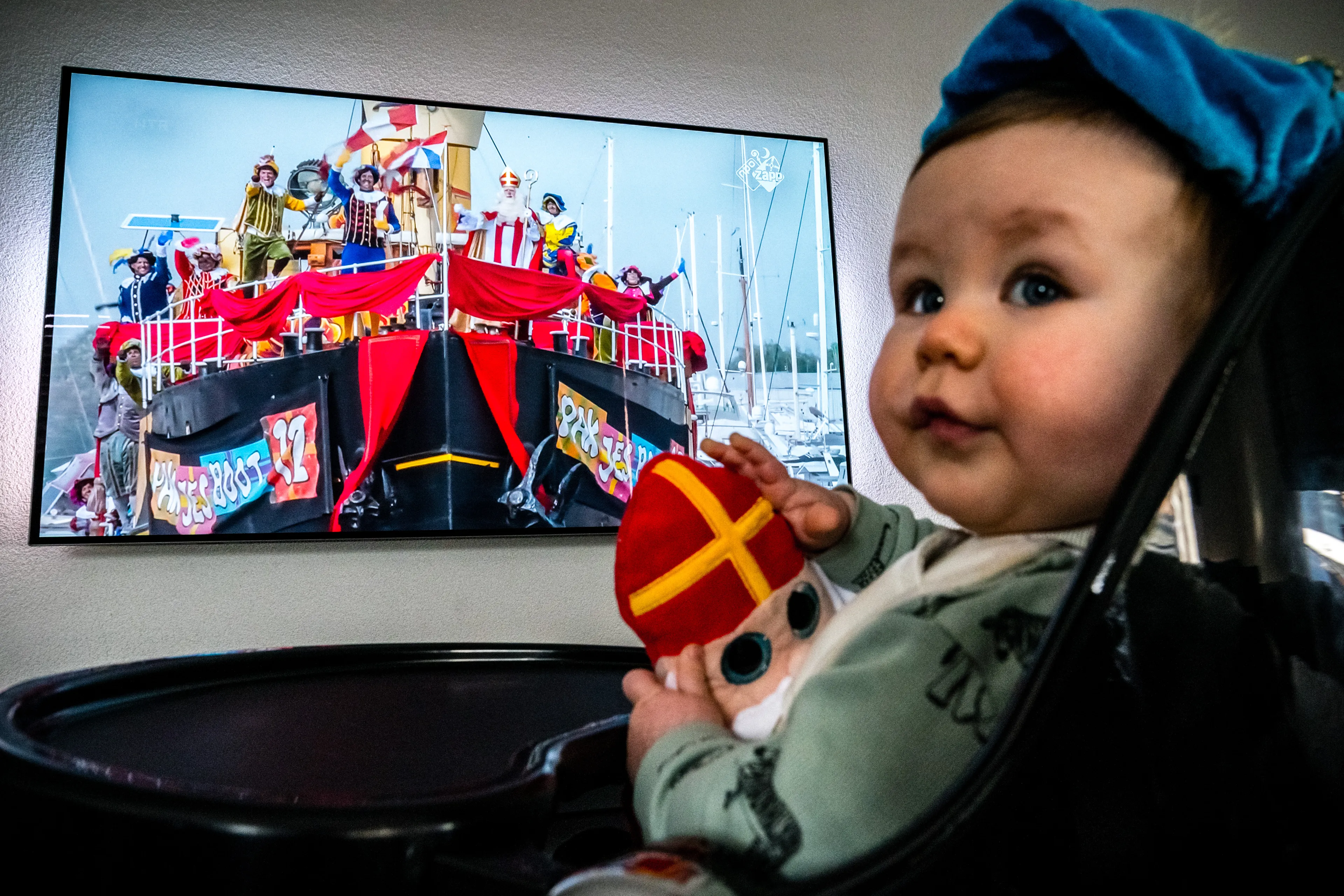 Stoomboot van Sinterklaas nu al gespot in haven Spakenburg, mét Pieten