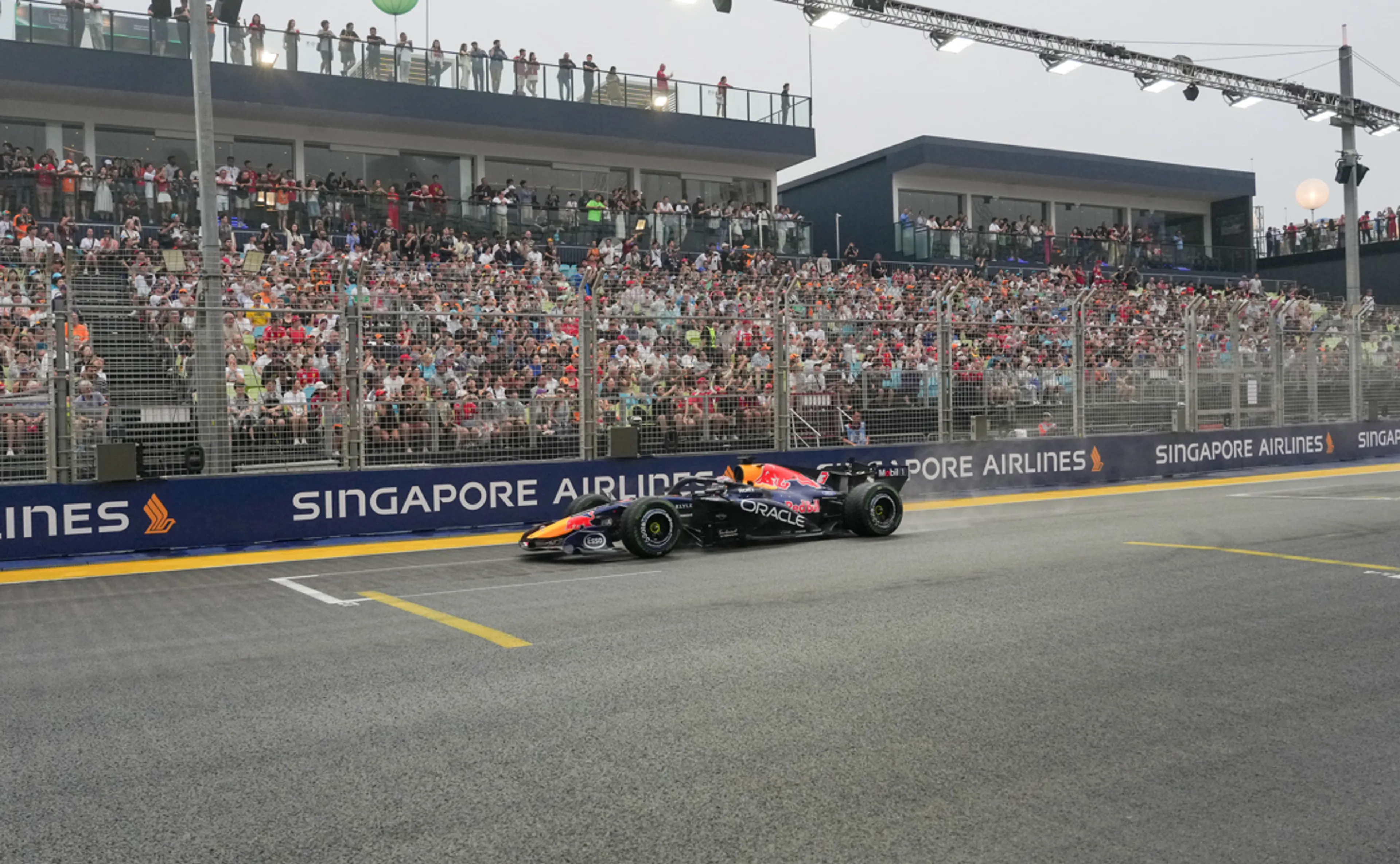Max Verstappen wint sprintrace in Singapore na chaotische start