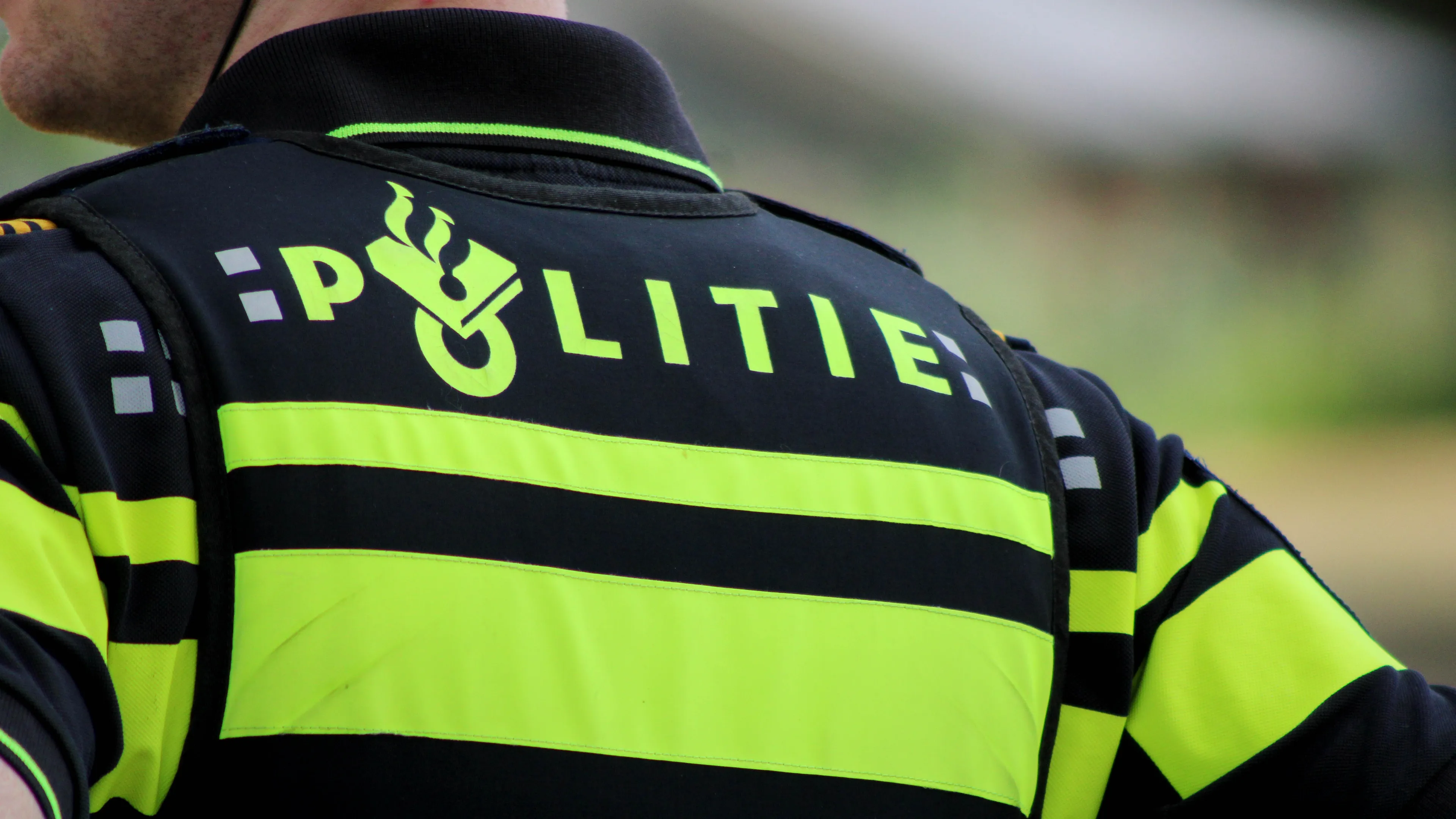 Man bedreigt vader en zoon (14) en laat geslachtsdeel en kont zien